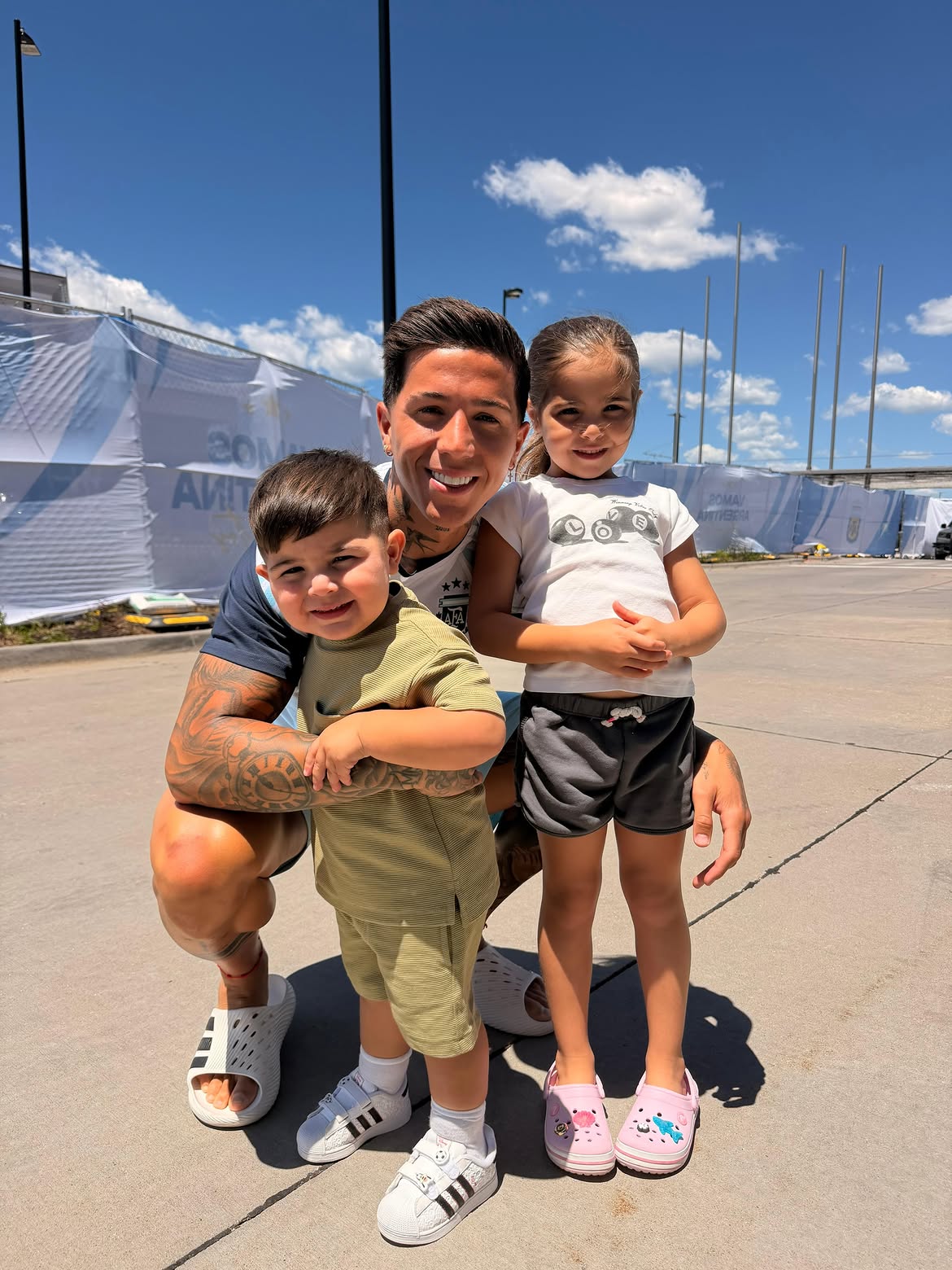 Enzo Fernández sonriente junto a sus hijos con Valentina Cervantes, Oli y Benja | Fuente: Instagram/valucervantes
