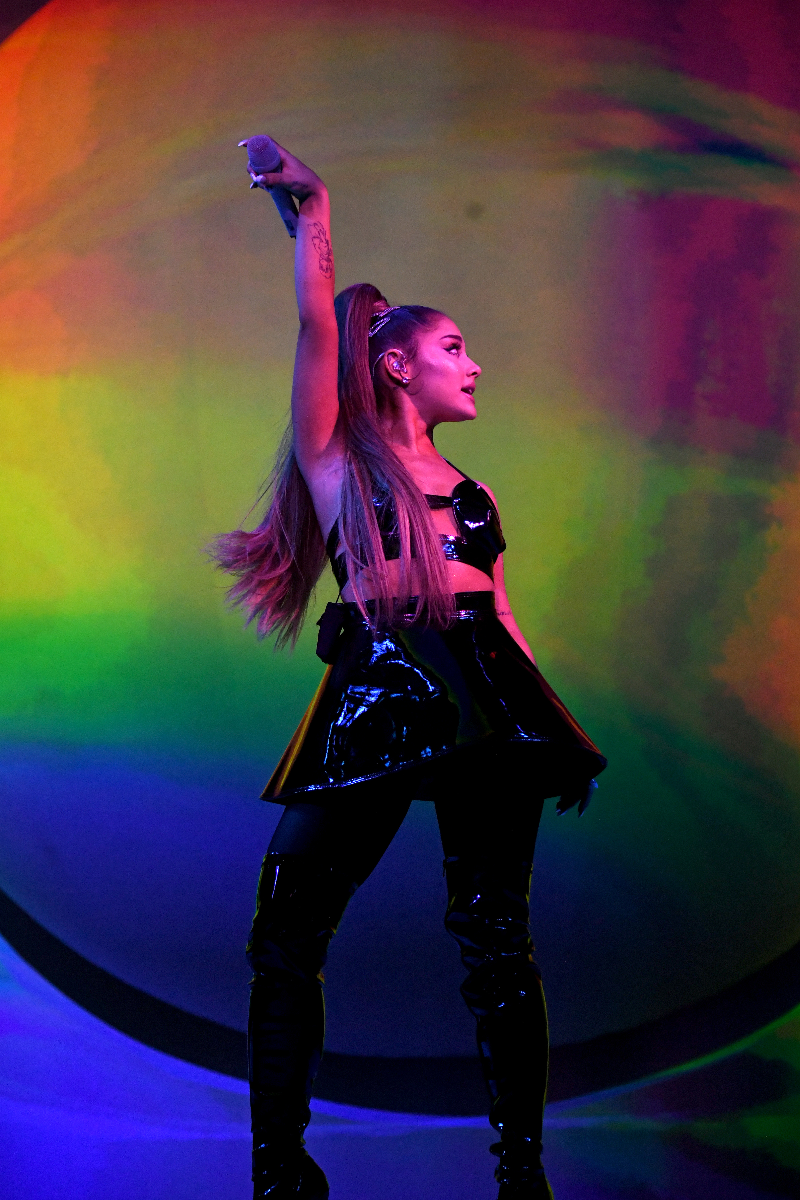 Ariana Grande actuando durante su gira "Sweetener World Tour" en Londres, Inglaterra, el 15 de octubre de 2019 | Fuente: Getty Images