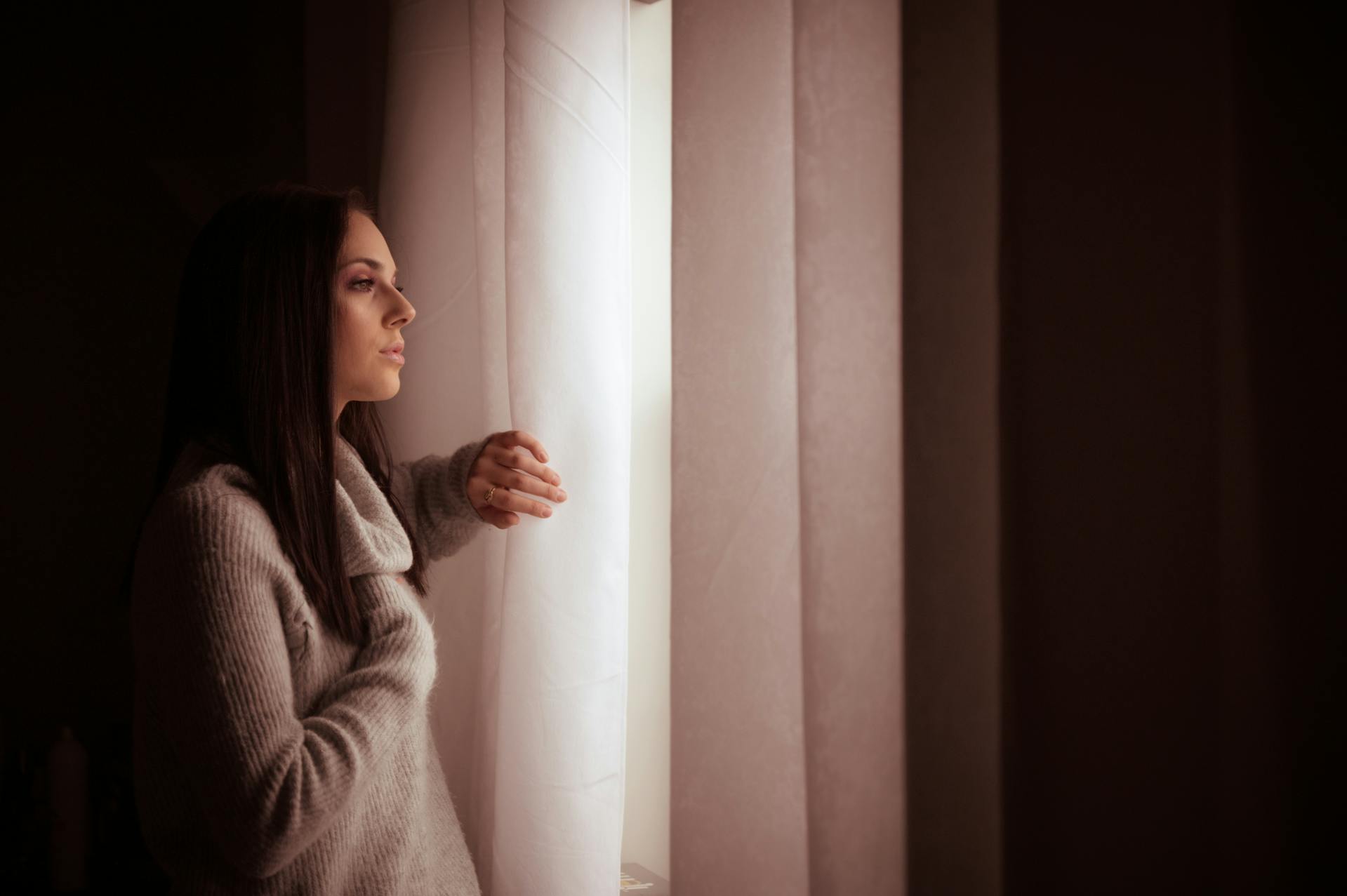 Una mujer pensativa mirando por la ventana | Fuente: Pexels