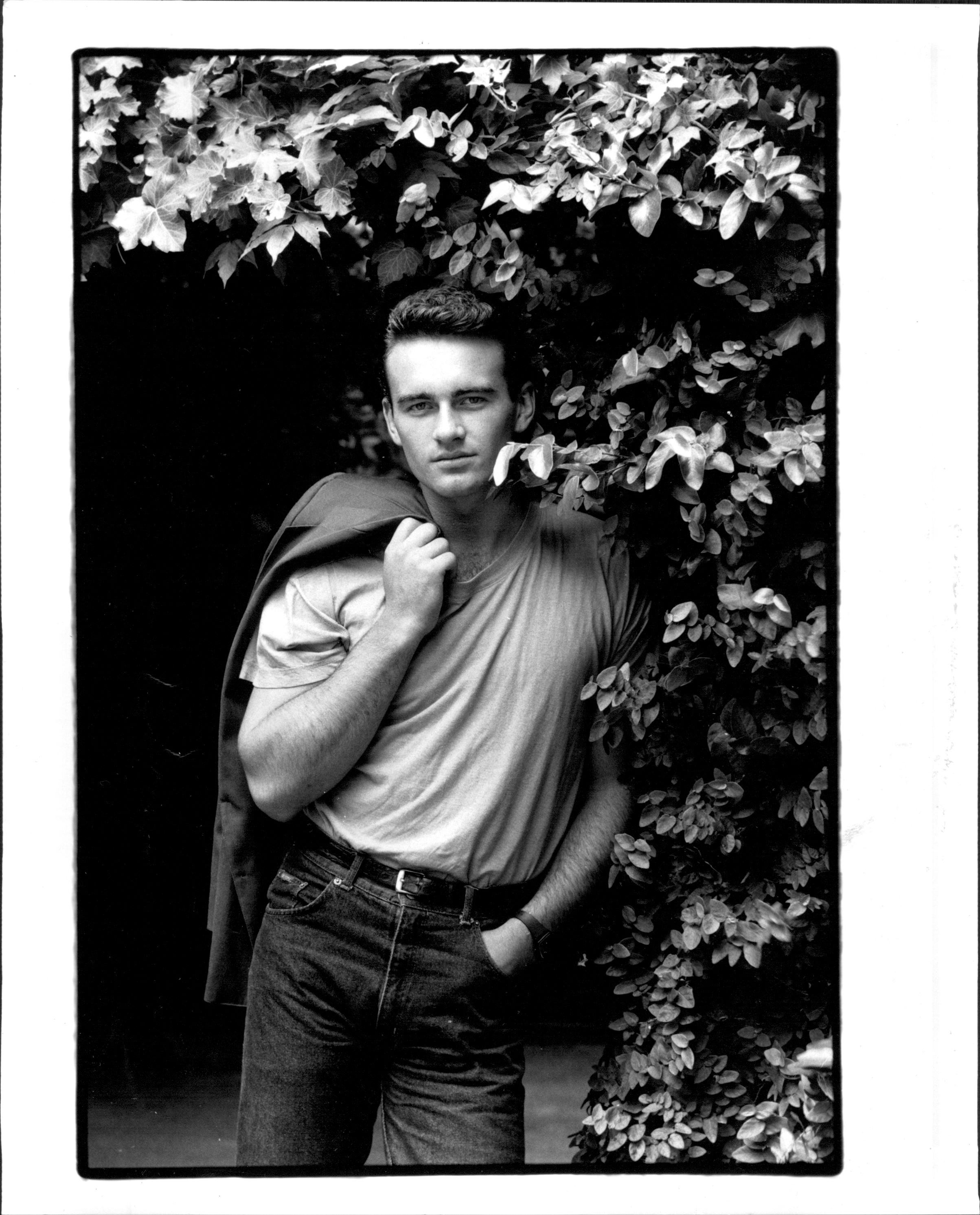 Julian McMahon durante una sesión de fotos en 18 Drumalbyn, Bellevue Hill el 7 de diciembre de 1988, en Sydney, Nueva Gales del Sur | Fuente: Getty Images