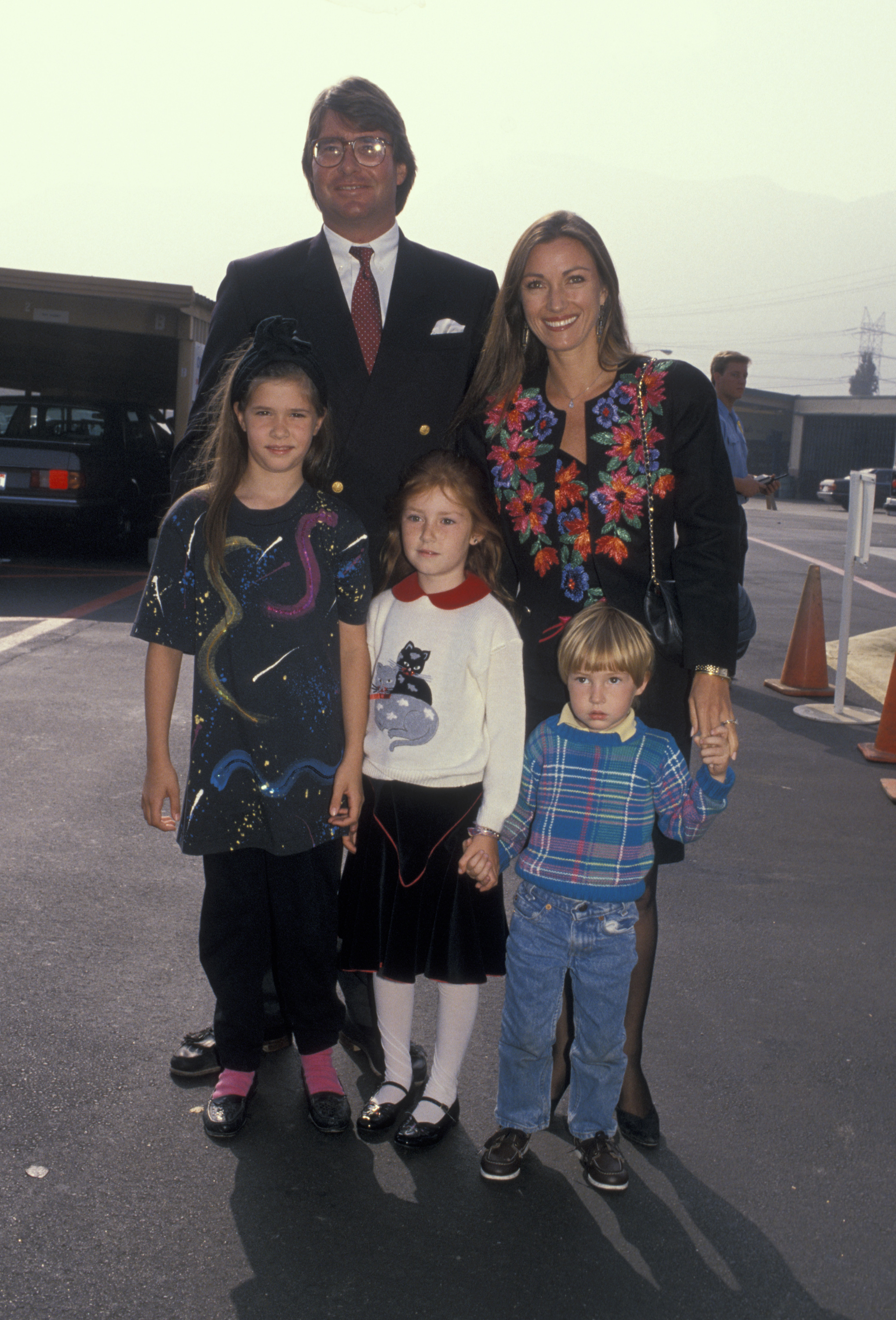 David Flynn, la actriz, Jennifer Flynn, Katherine Flynn y Sean Flynn en el estreno en Los Ángeles de "Oliver & Company", 1988 | Fuente: Getty Images