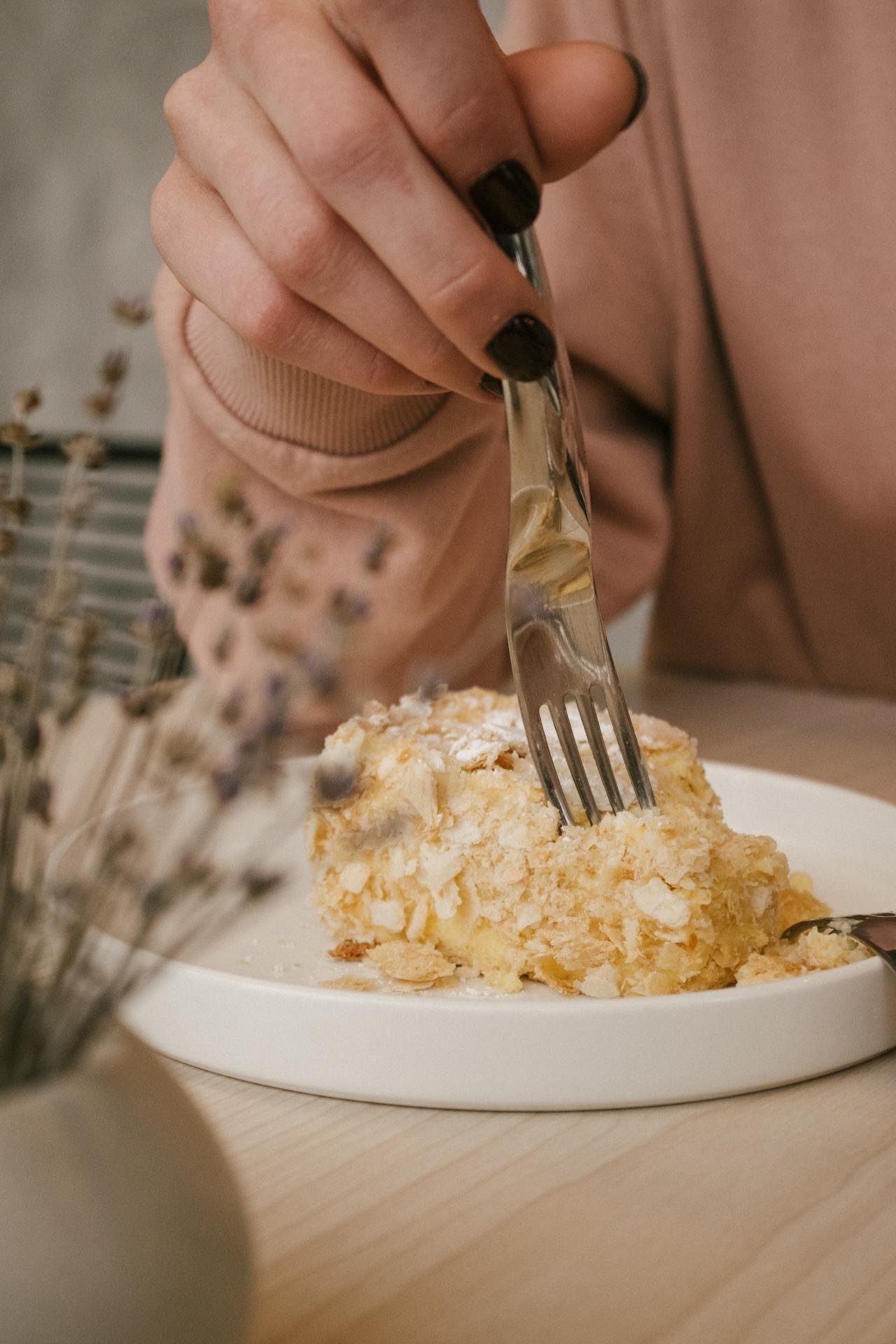 Una mujer comiendo un pastel | Fuente: Pexels