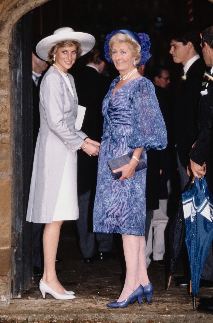 Diana, Princesa de Gales con su madre Frances Shand Kydd en la boda del hermano de Diana, Vizconde Althorp, con Victoria Lockwood en la Iglesia de Santa María en Great Brington, Northamptonshire, el 16 de septiembre de 1989. | Foto: Getty Images