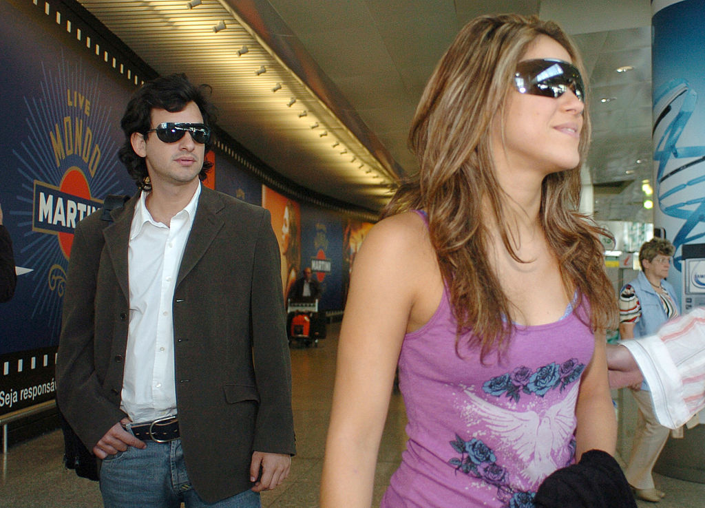 Shakira llegando al aeropuerto de Lisboa con Antonio de la Rúa el 25 de mayo de 2006 | Fuente: Getty Images