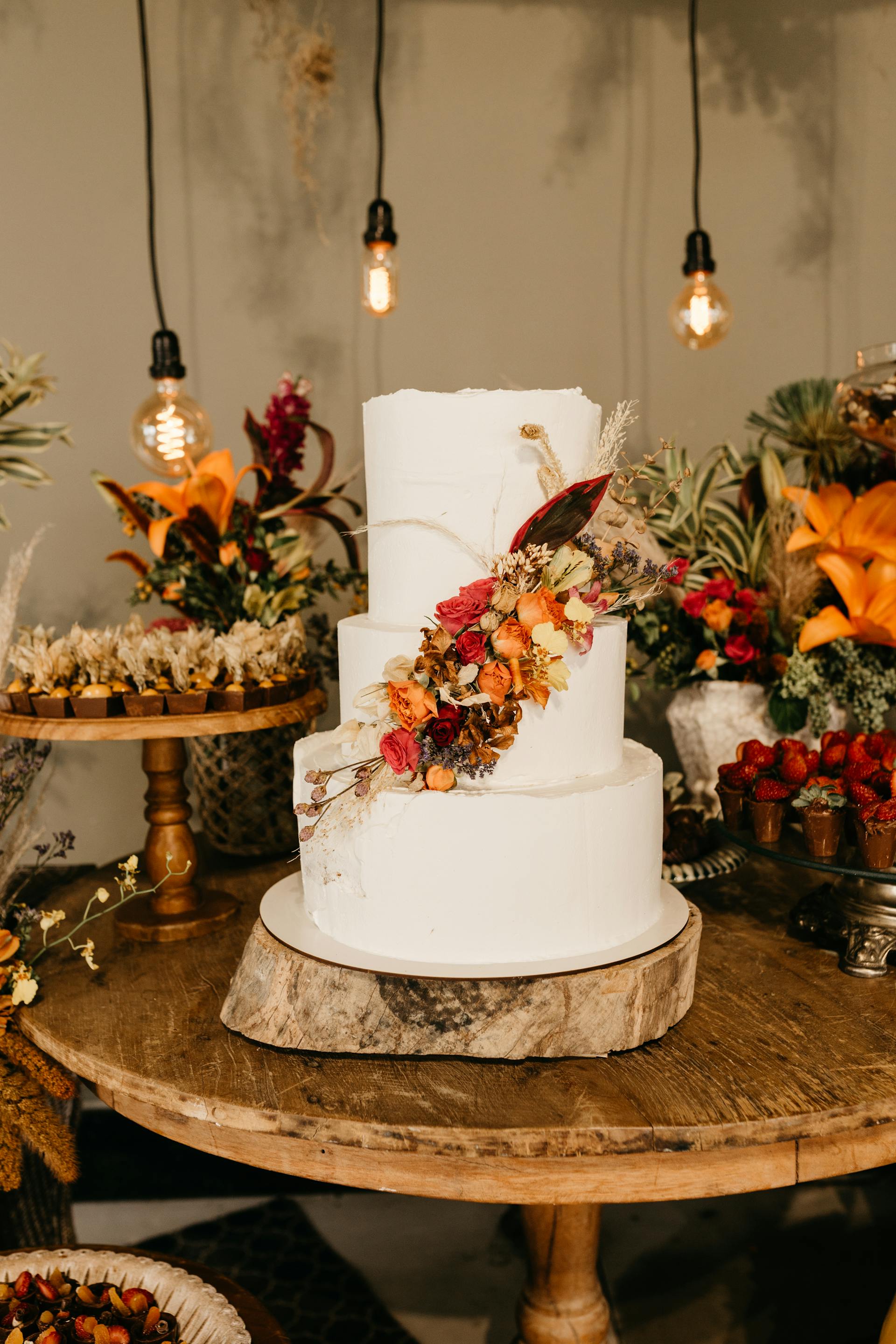 Pastel de boda en una mesa de postres | Fuente: Pexels