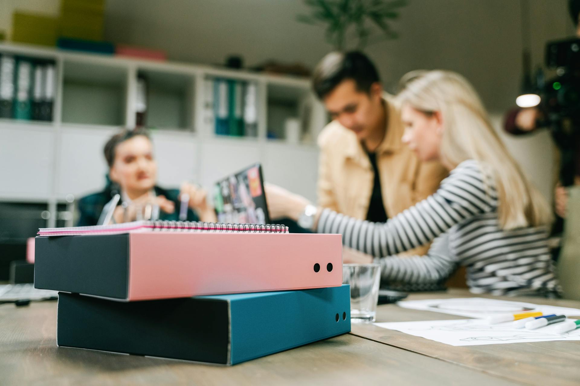 Un grupo de personas discutiendo en una oficina | Fuente: Pexels