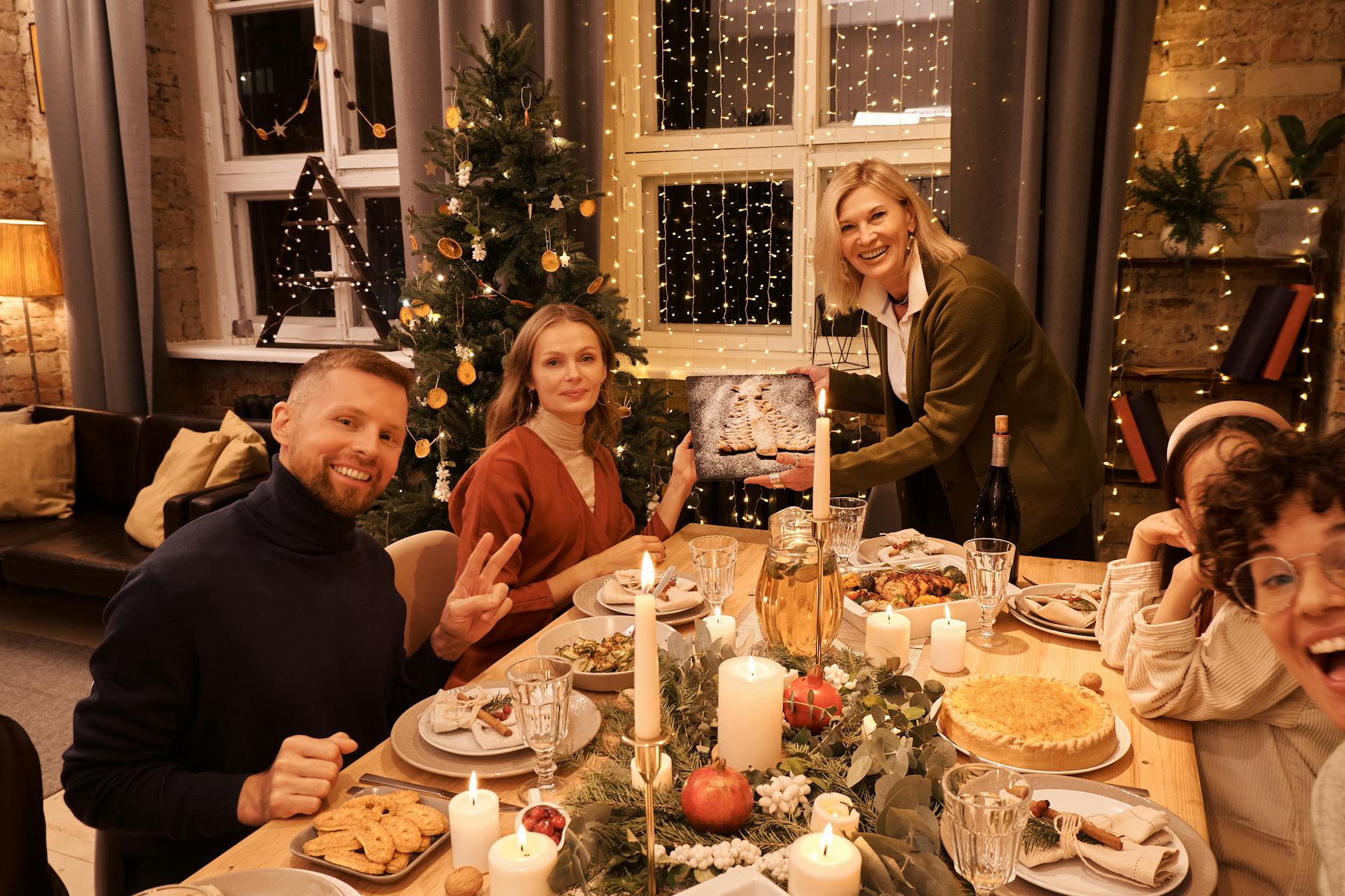 Familia y amigos celebrando juntos la Nochebuena | Fuente: Pexels