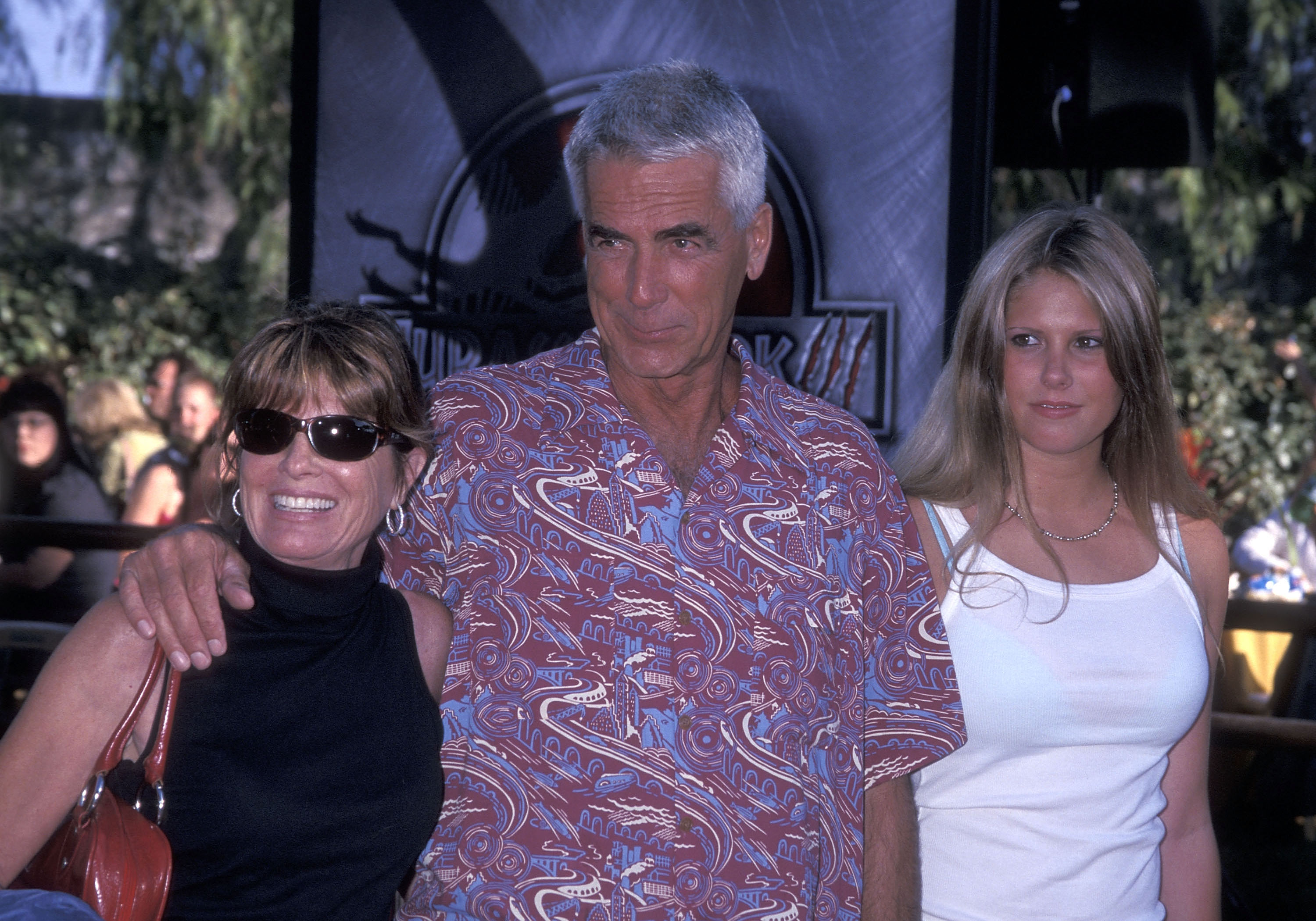 Katharine Ross, Sam Elliott y Cleo Rose Elliott en el estreno de "Jurassic Park III" en Universal City el 16 de julio de 2001, en Universal City, California | Fuente: Getty Images