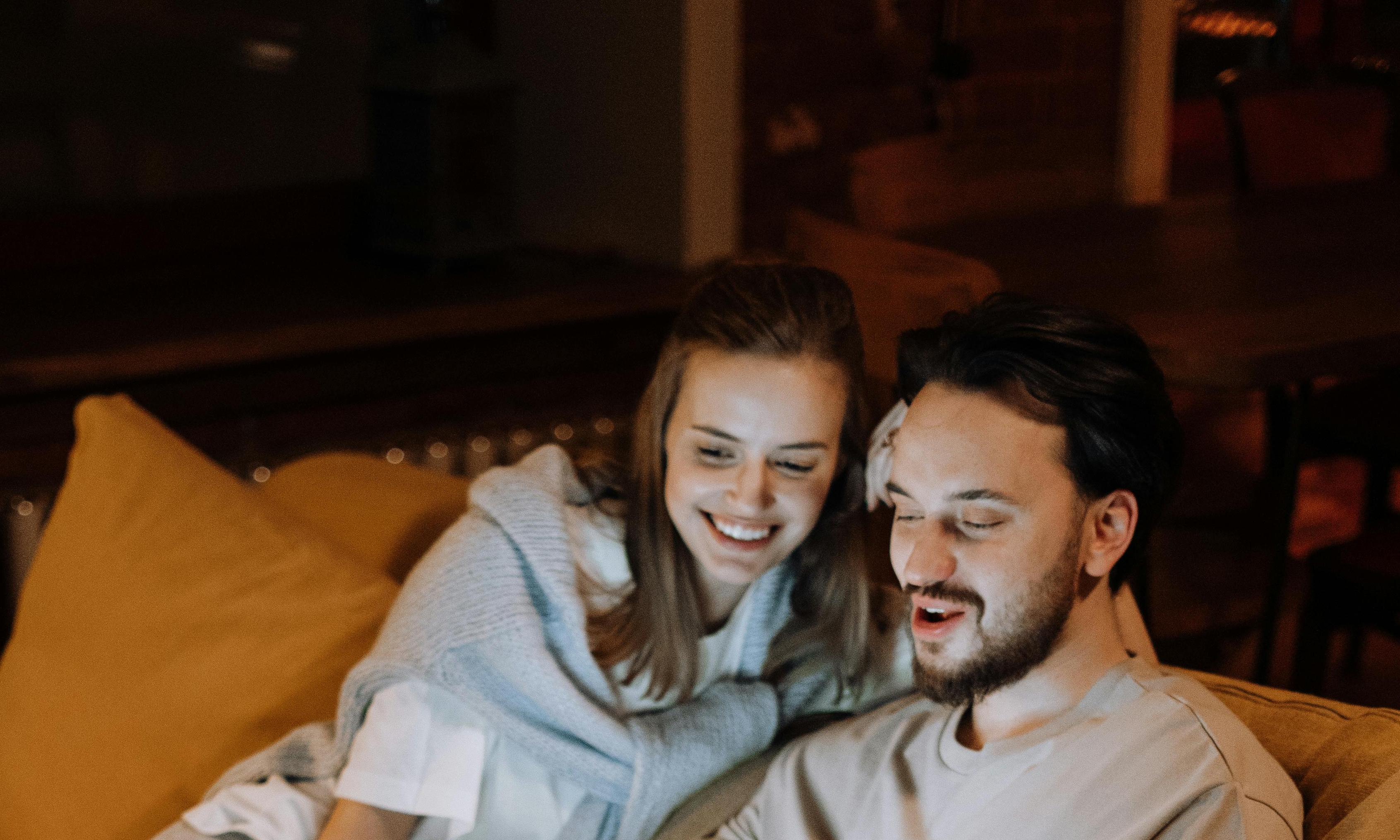 James y Lisa sentados juntos en el salón, hablando | Fuente: Pexels