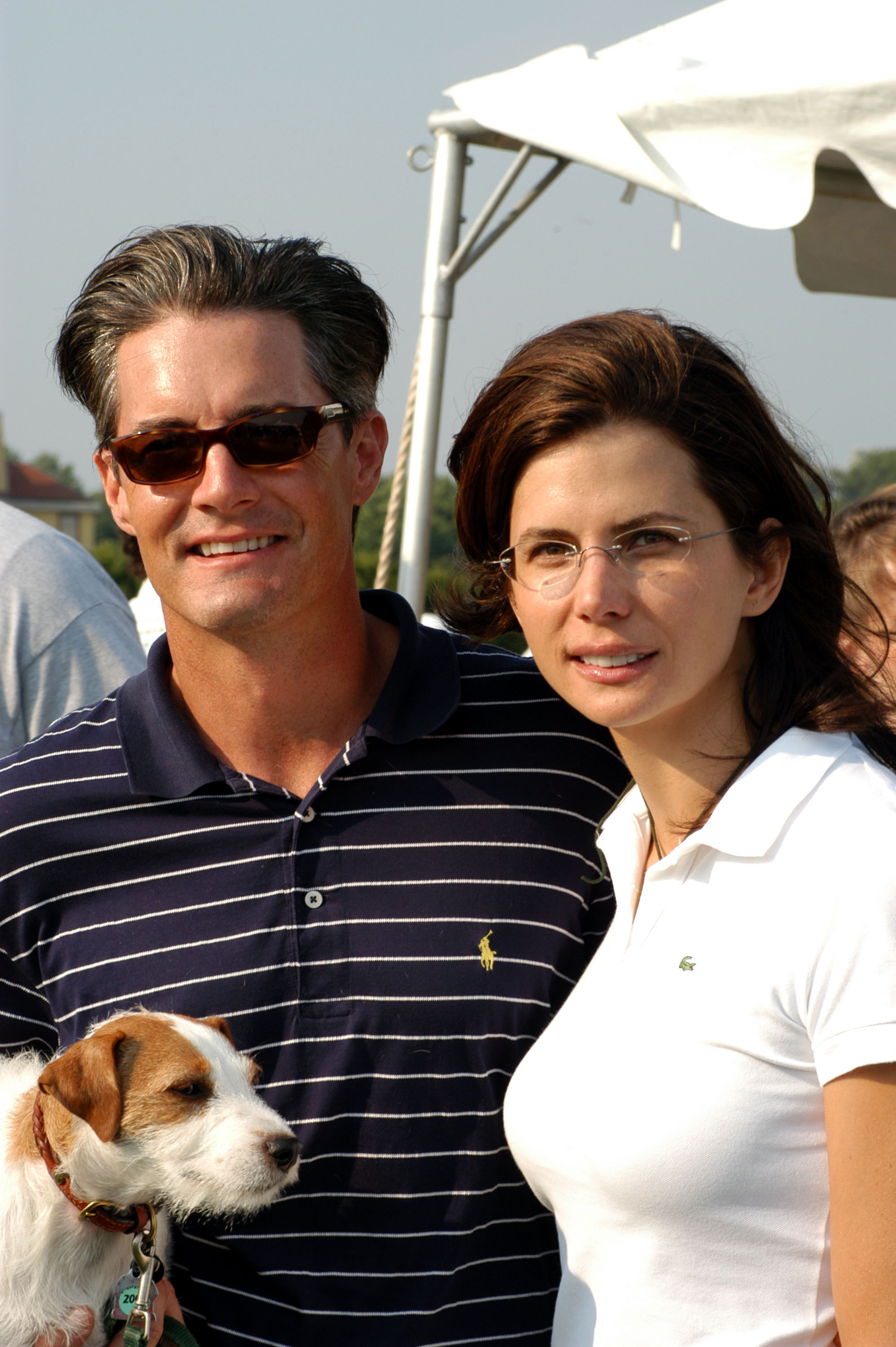 Kyle MacLaghlan y Desiree Gruber durante el Mercedes-Benz Polo Challenge el 26 de junio de 2003, en Bridgehampton, Nueva York. | Fuente: Getty Images