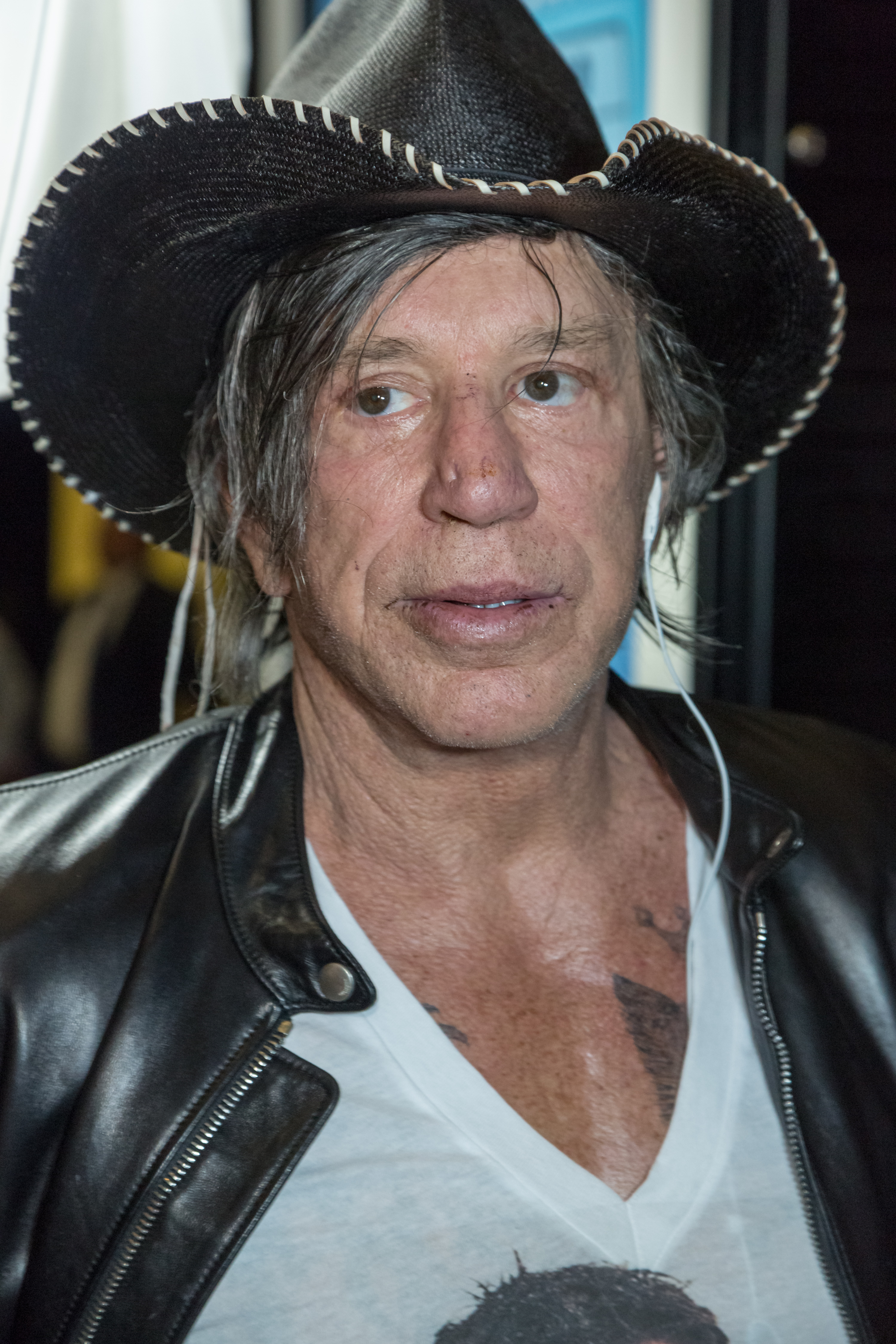 Mickey Rourke en el estreno de "Through My Father's Eyes: The Ronda Rousey Story", el 30 de diciembre de 2016, en Hollywood, California. | Fuente: Getty Images