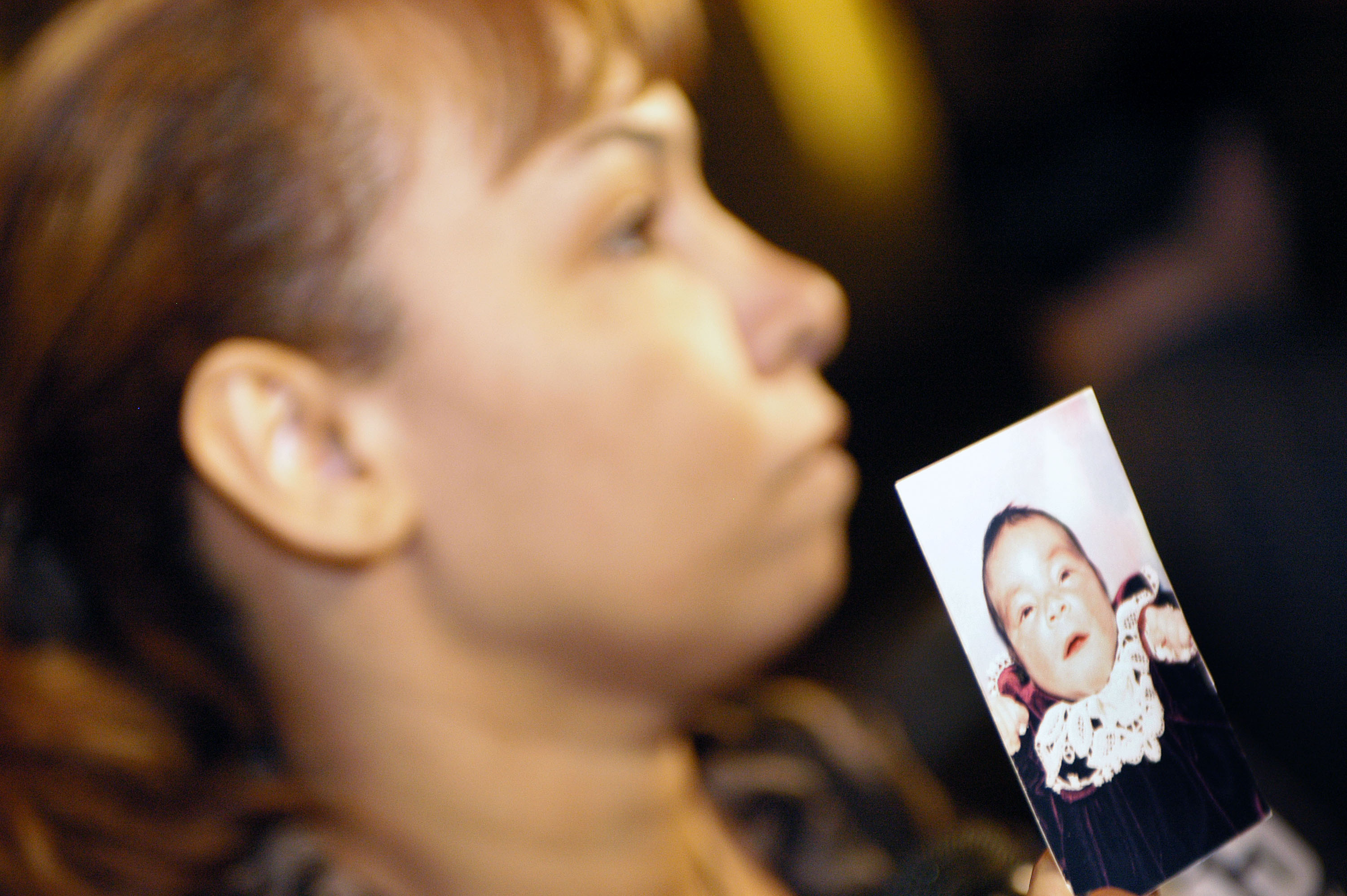 Luzaida Cuevas, con una foto de su hija de hace 6 años, se reúne con la prensa en el ayuntamiento el 4 de marzo de 2004 en Filadelfia, Pensilvania. Fuente: Getty Images.