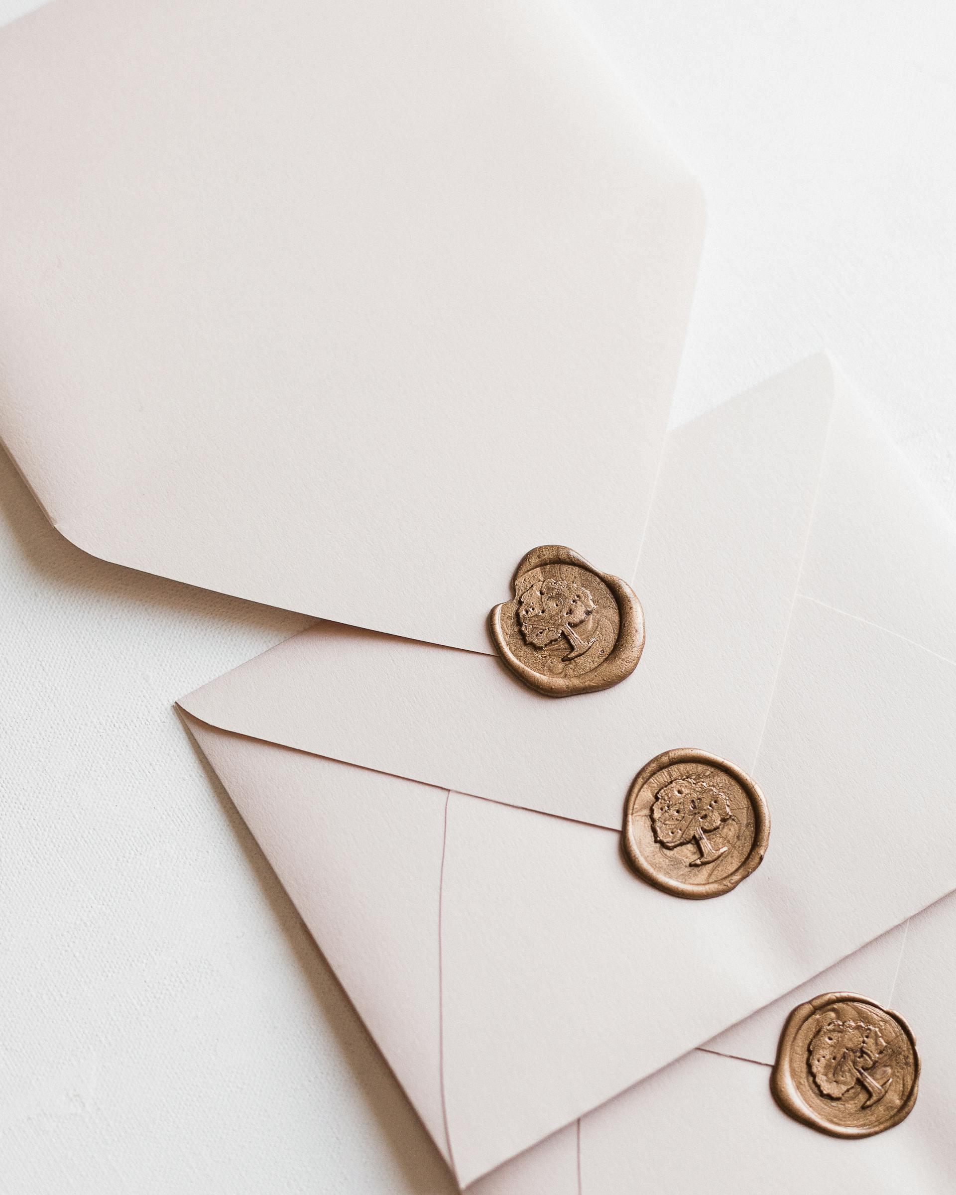 Sobres sellados con lacre dorado | Fuente: Pexels