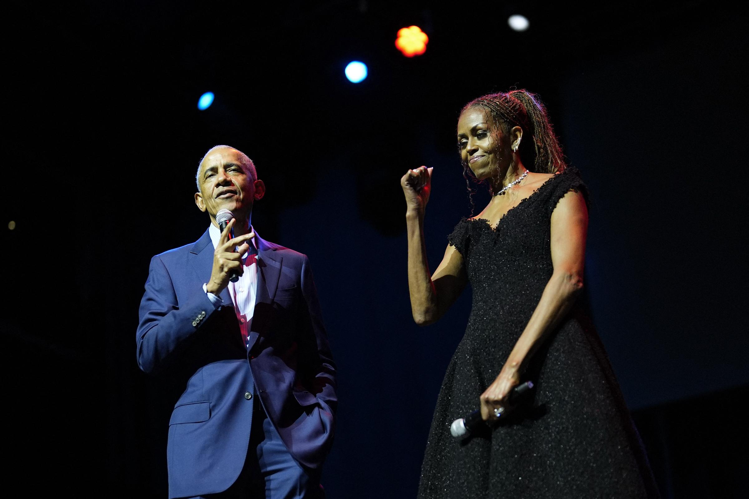 Más allá de la formalidad de las apariciones políticas, Barack y Michelle también han compartido momentos públicos más distendidos juntos, como sus apariciones en el escenario, donde se pudo apreciar plenamente cómo se tomaban el pelo con naturalidad y la química divertida que hay entre ellos. | Fuente: Getty Images