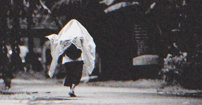 Mujer camina por la calle | Fuente: Getty Images