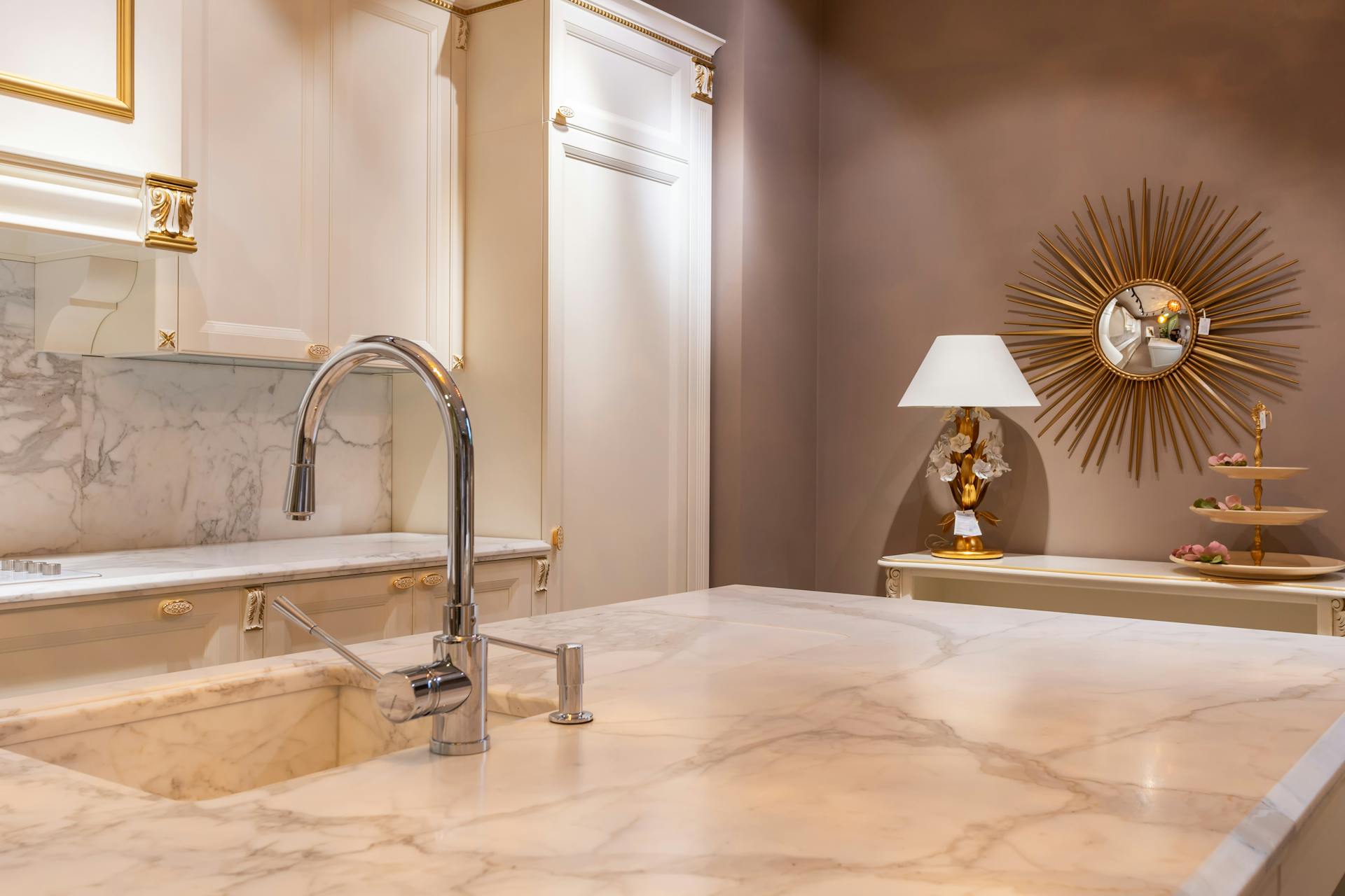 Un lavabo sobre una encimera de mármol | Fuente: Pexels
