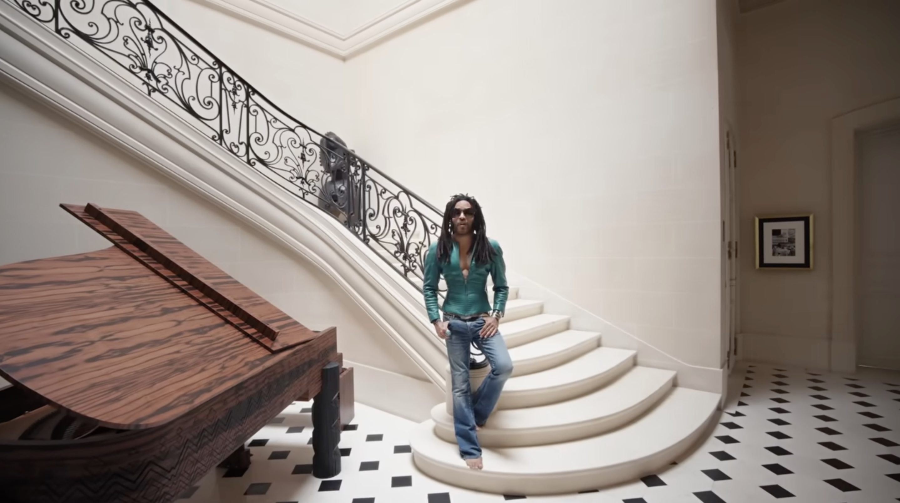 Lenny Kravitz dando la bienvenida a Architectural Digest a su casa parisina, publicado el 15 de abril de 2025 | Fuente: YouTube/Architectural Digest