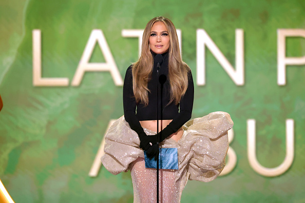 Jennifer Lopez habla en el escenario durante la 67.ª edición de los Premios GRAMMY, en el Crypto.com Arena, el 2 de febrero de 2025, en Los Ángeles, California | Fuente: Getty Images