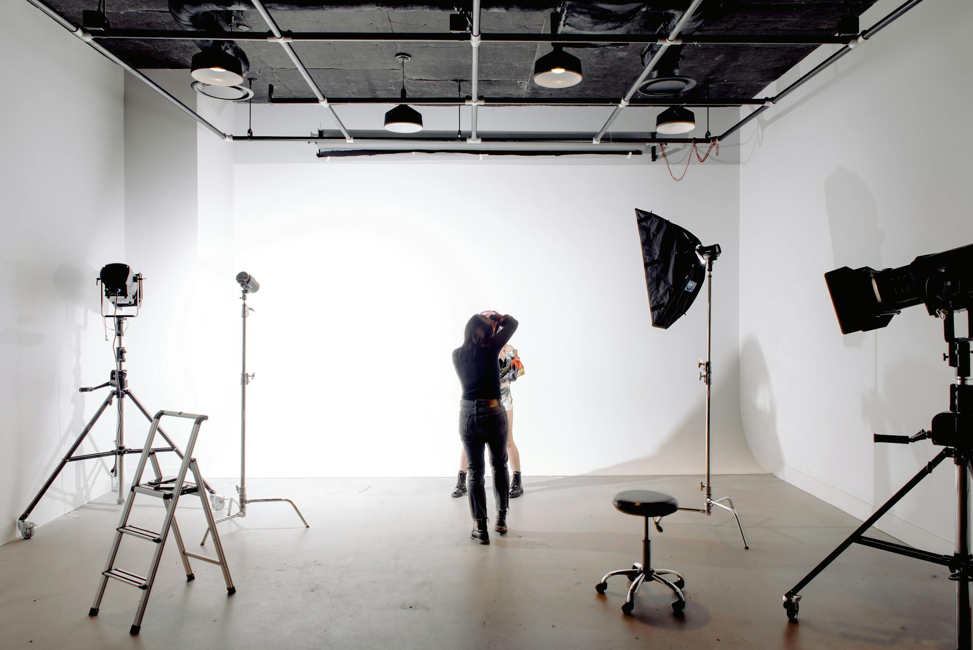 Una fotógrafa profesional durante una sesión fotográfica en su estudio | Fuente: Pexels