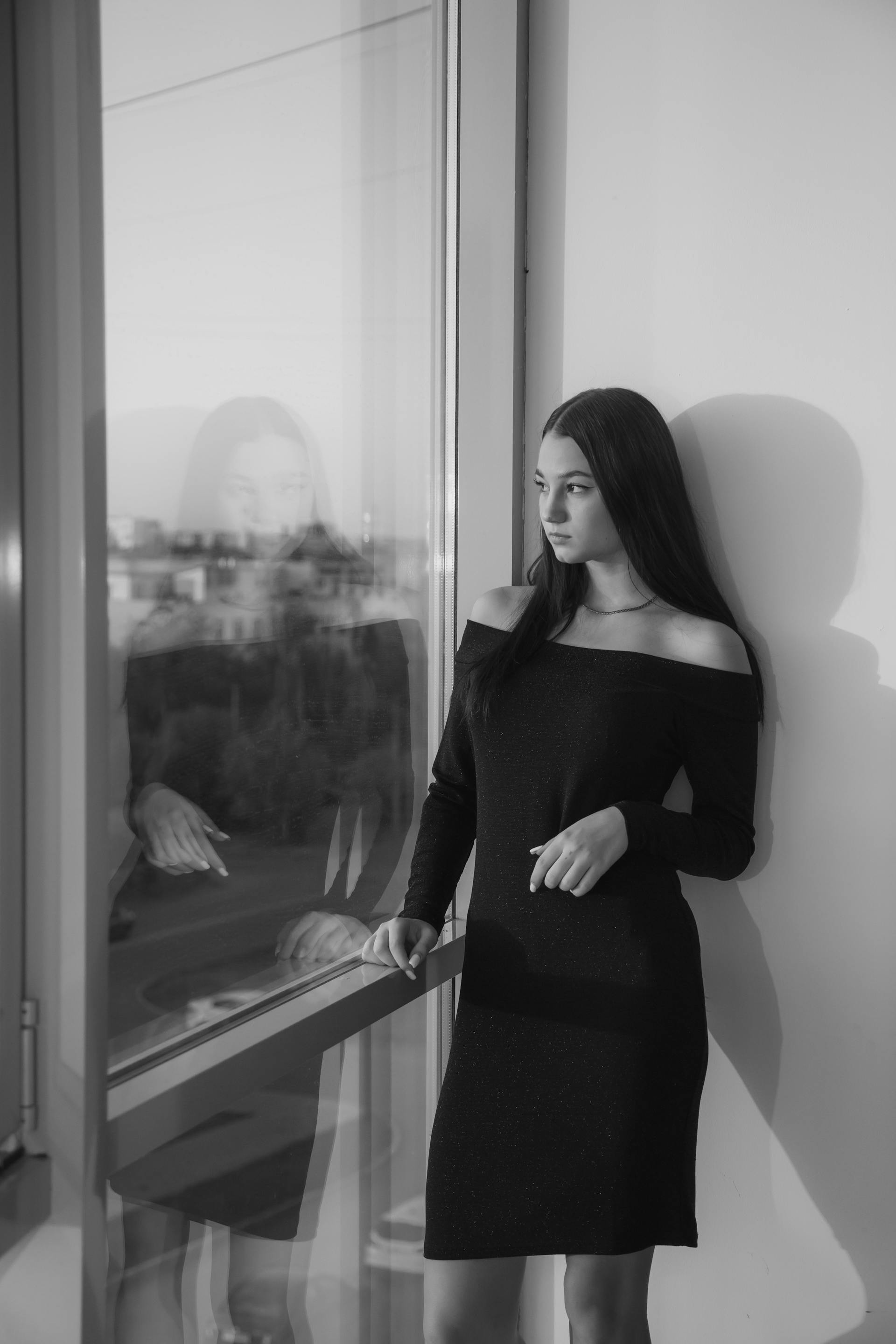 Una mujer junto a una ventana | Fuente: Pexels