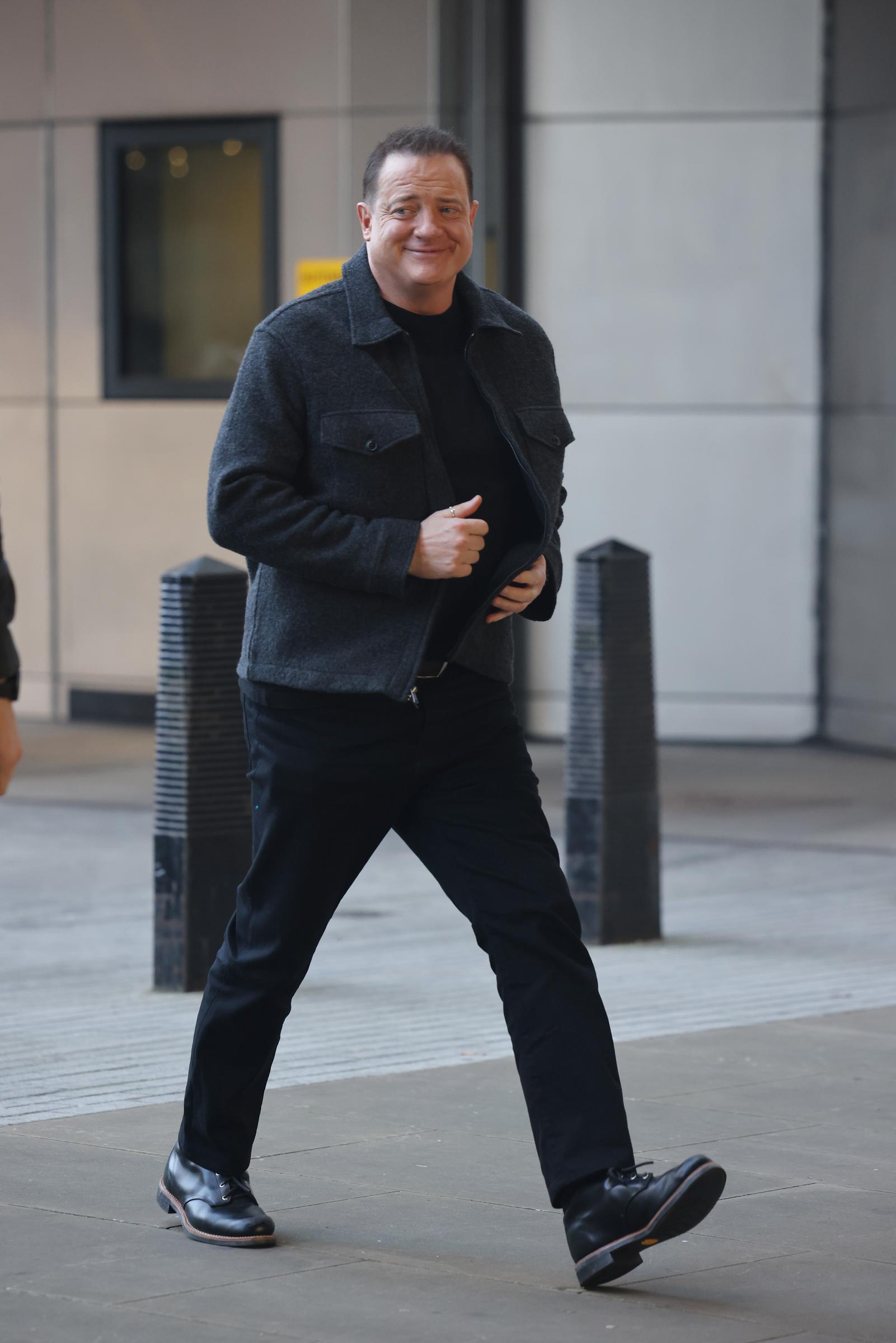 Brendan Fraser sale a la calle con una sonrisa, luciendo un aspecto notablemente más delgado tras años de drásticas transformaciones físicas para sus papeles en el cine. | Fuente: Getty Images.