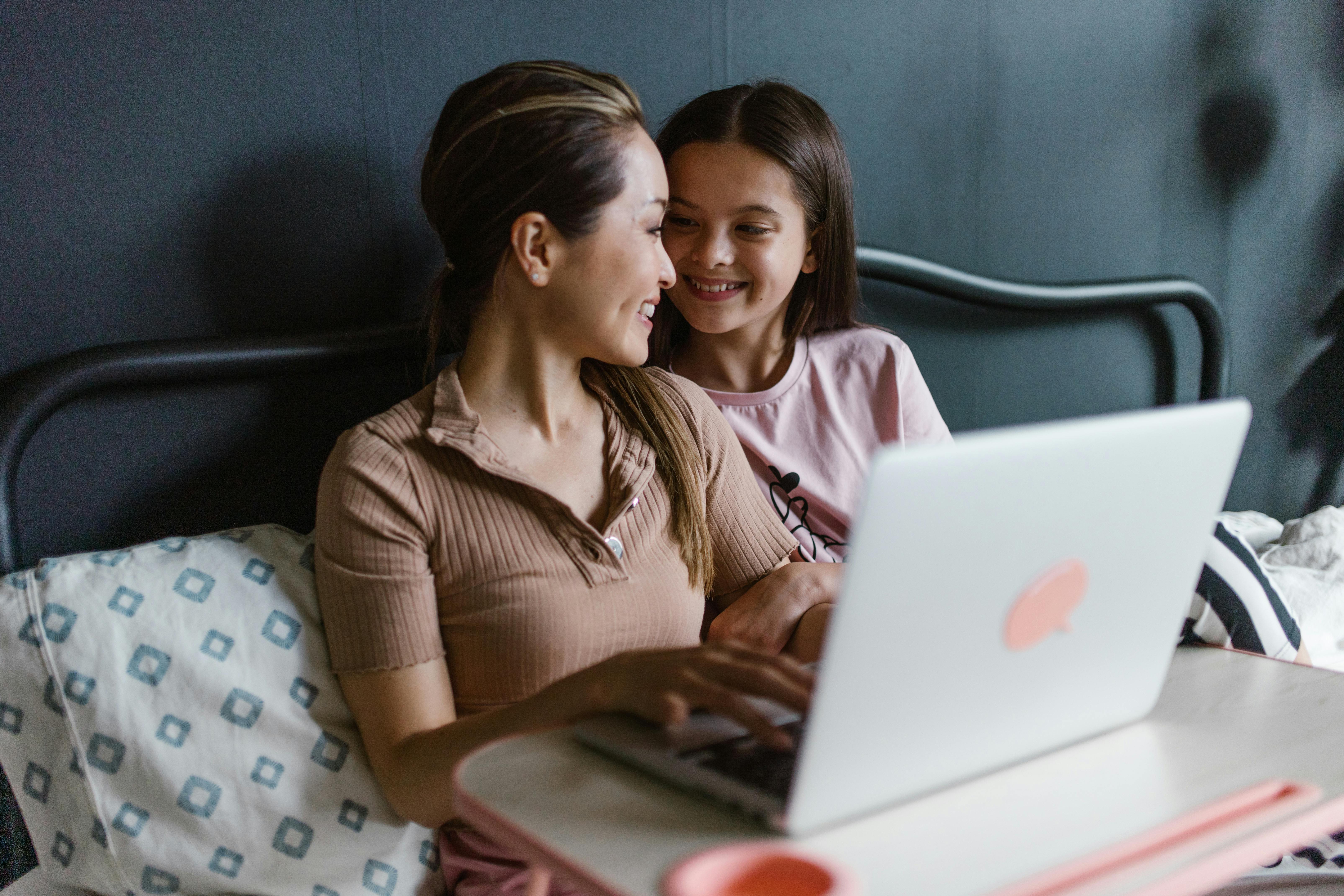 Una mujer y una niña creando lazos | Fuente: Pexels