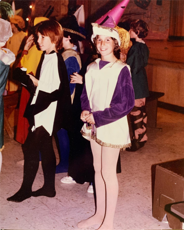 Una foto de su infancia muestra al actor sonriendo con un traje de colores y un sombrero puntiagudo en lo que parece ser un acto escolar, lo que nos permite echar un vistazo a sus primeros años. | Fuente: Instagram/therealnoahwyle