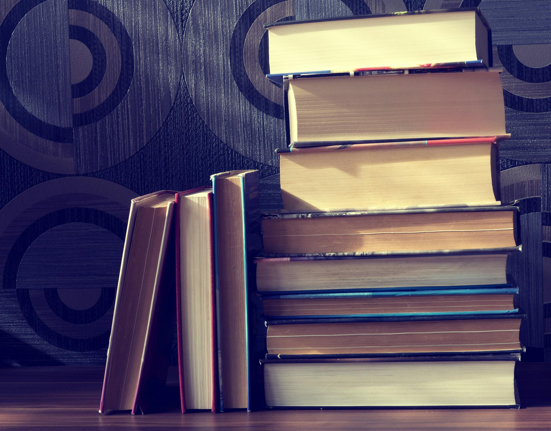 Una pila de libros | Fuente: Pexels