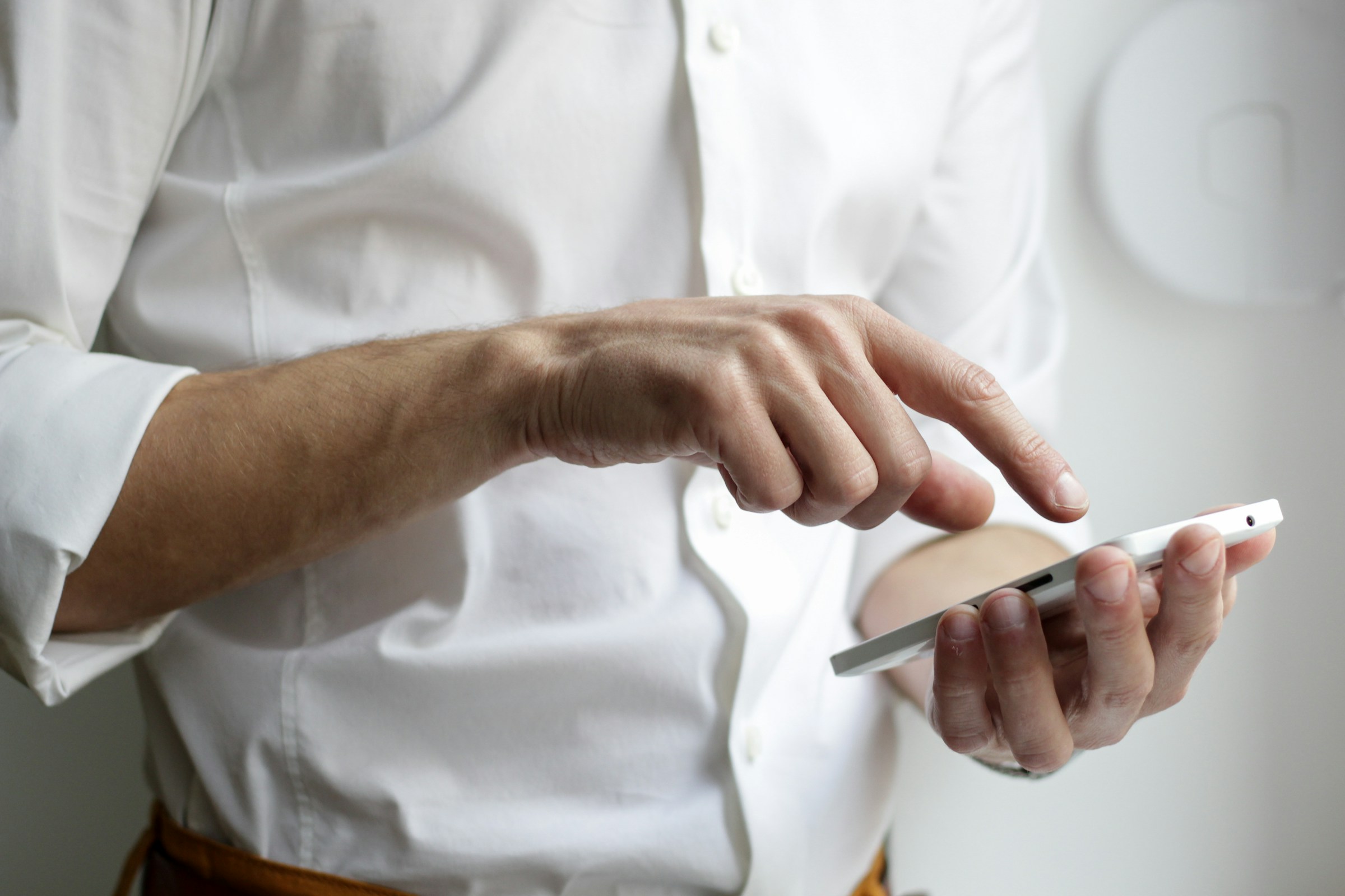 Un hombre con un teléfono en la mano | Fuente: Unsplash