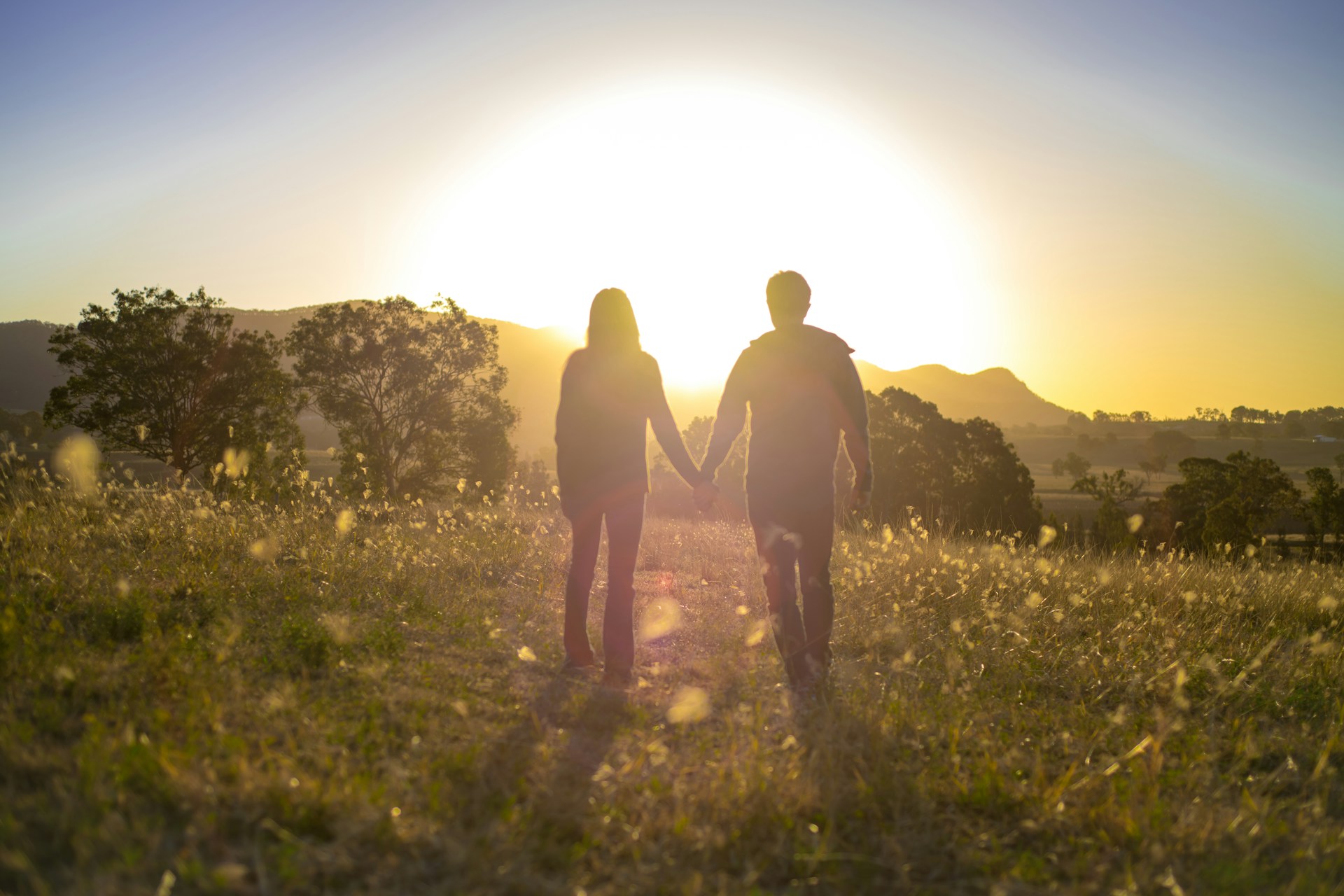Una pareja contemplando juntos la puesta de sol | Fuente: Unsplash