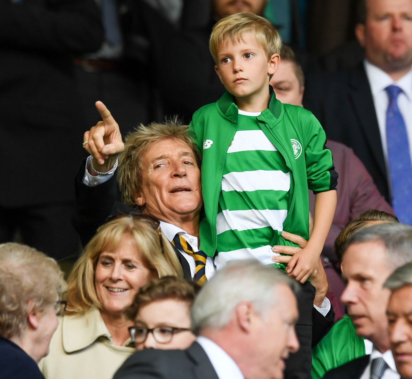 Rod y Aiden Stewart fotografiados en un partido de fútbol en 2017 | Fuente: Getty Images