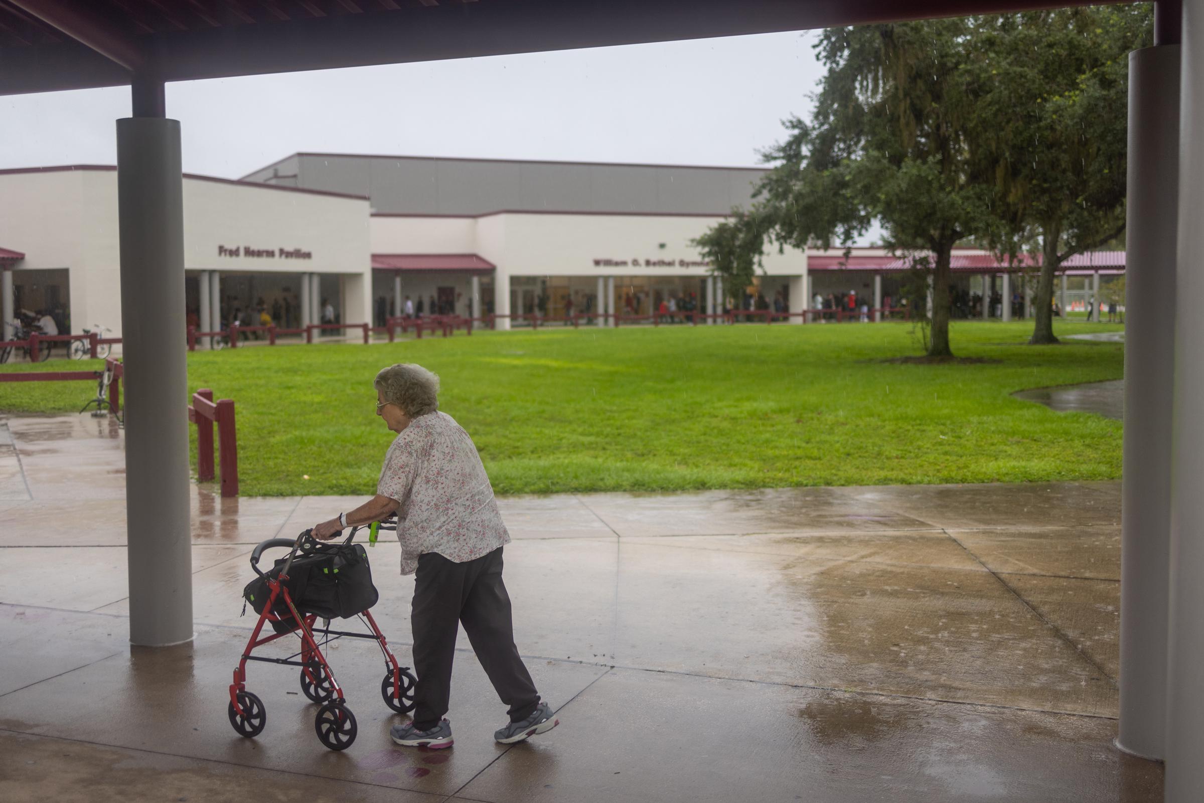 Evacuados se refugian en el Middleton High School mientras se aproxima el huracán Milton en Tampa, Florida, el 8 de octubre de 2024 | Fuente: Getty Images