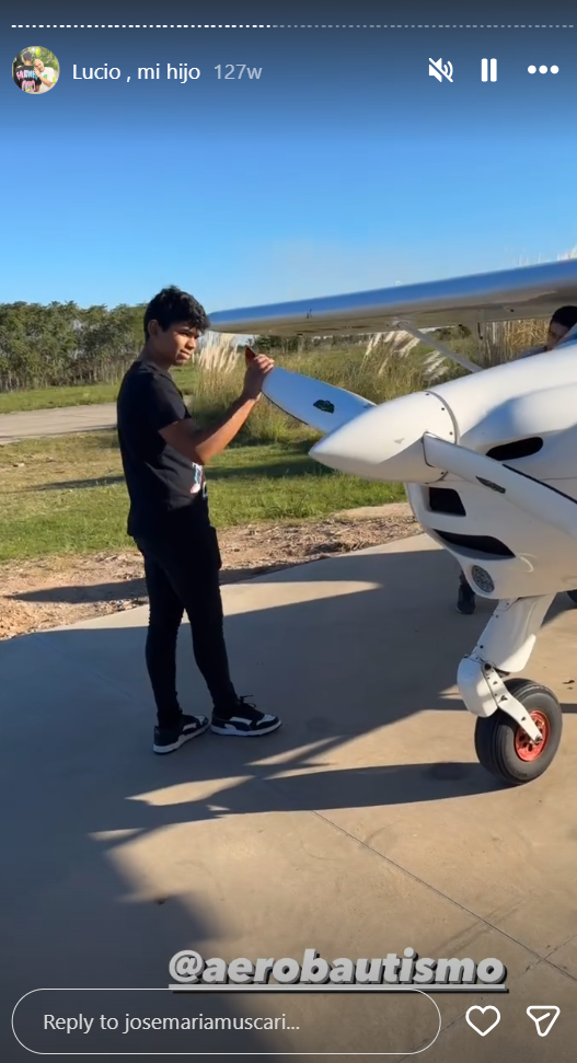 Lucio disfruta de un vuelo bautismo | Fuente: Instagram/josemariamuscari