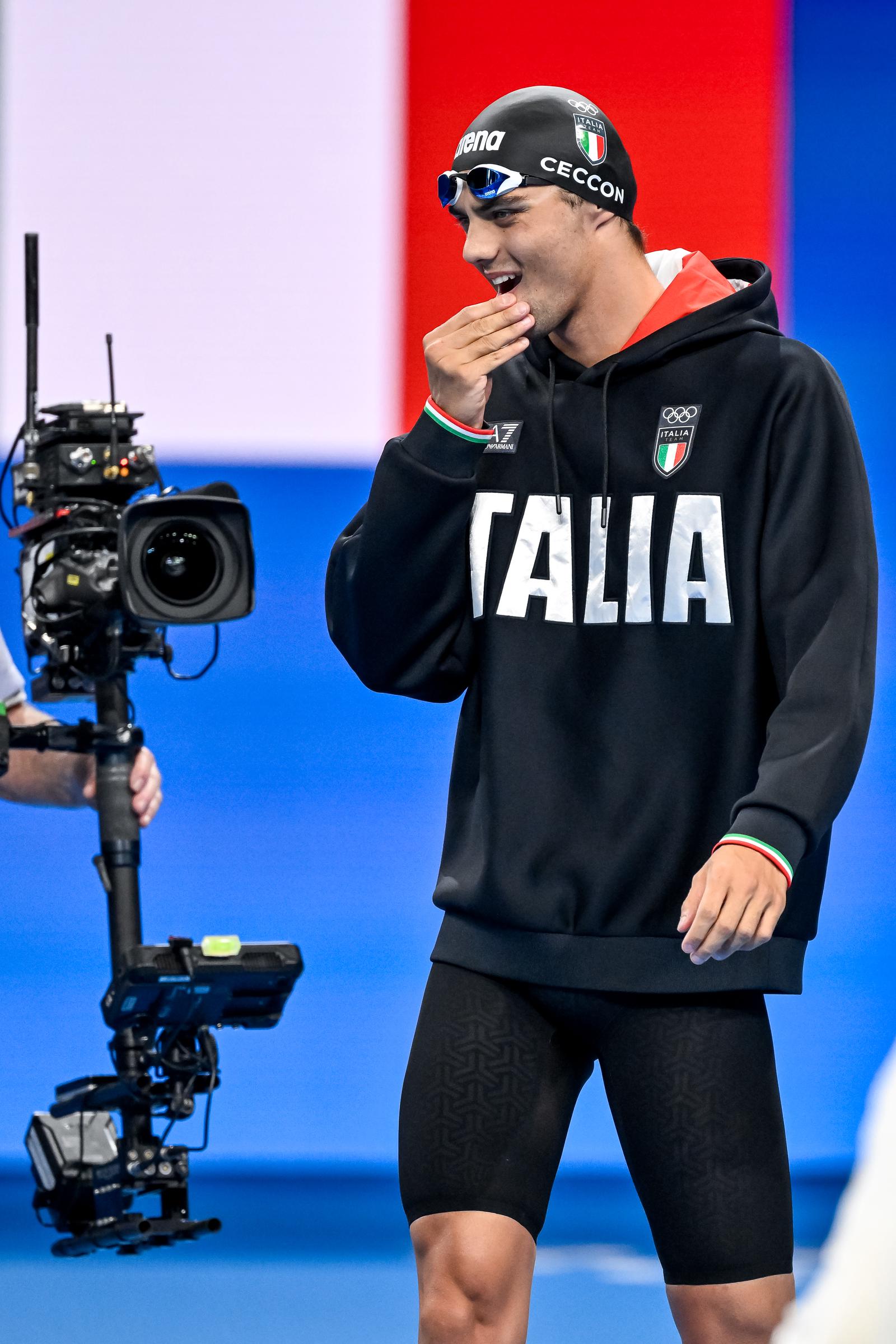 Thomas Ceccon se dirige a la final masculina de los 100 metros espalda en los Juegos Olímpicos de París 2024 en el Arena La Defense el 29 de julio de 2024 | Fuente: Getty Images.