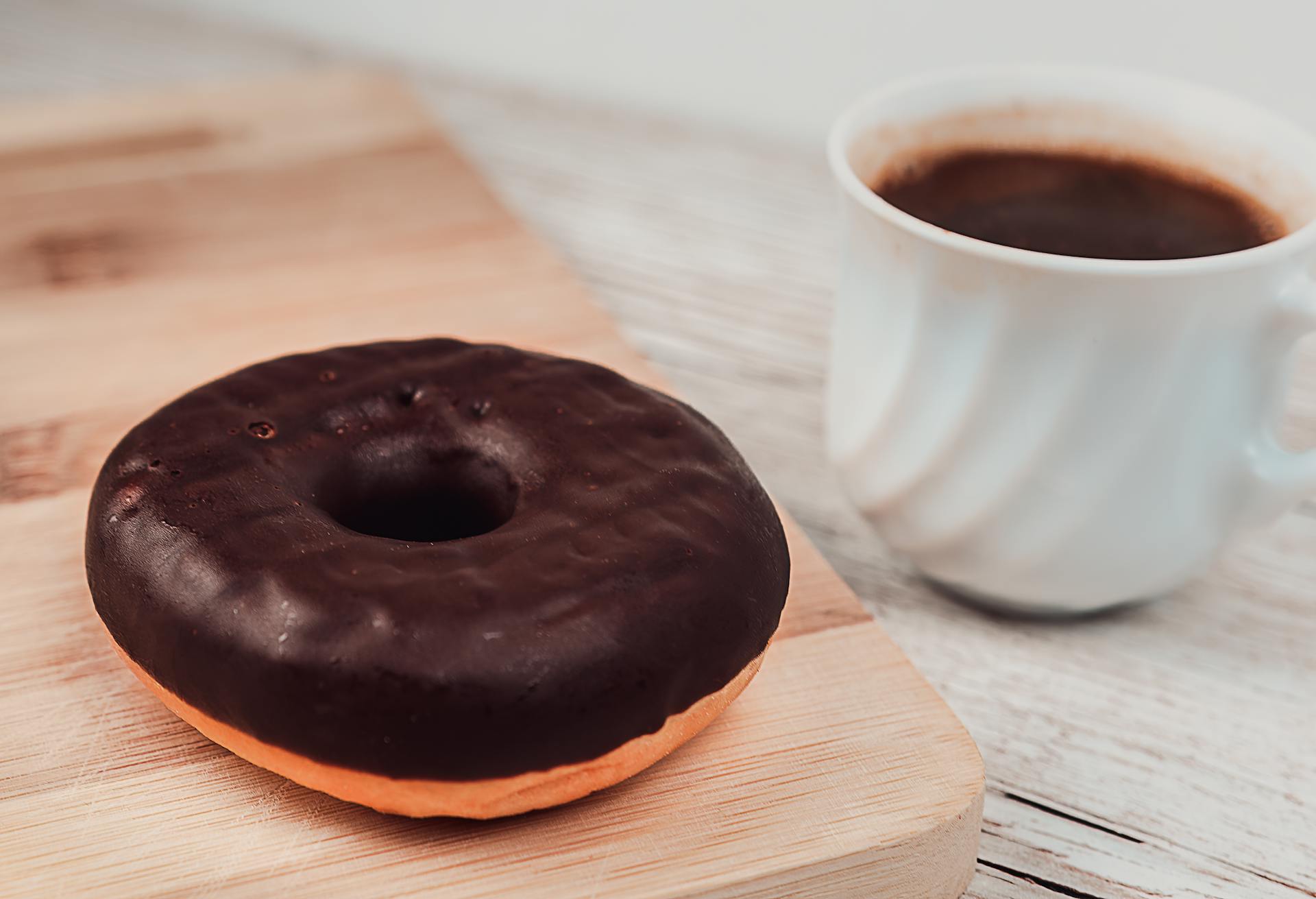 Donut de chocolate y café | Foto: Pexels