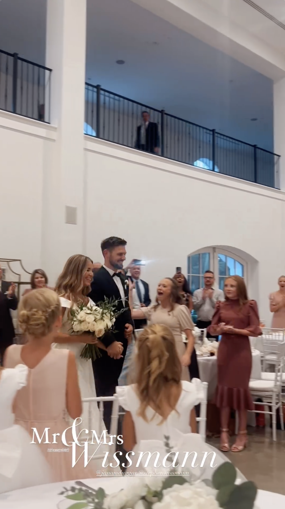 Los invitados a la boda de Jana Duggar y Stephen Wissmann animan calurosamente a la pareja en el salón de recepciones, como se compartió en una Historia de Instagram en agosto de 2024 | Fuente: Instagram/alaythia.wissmann