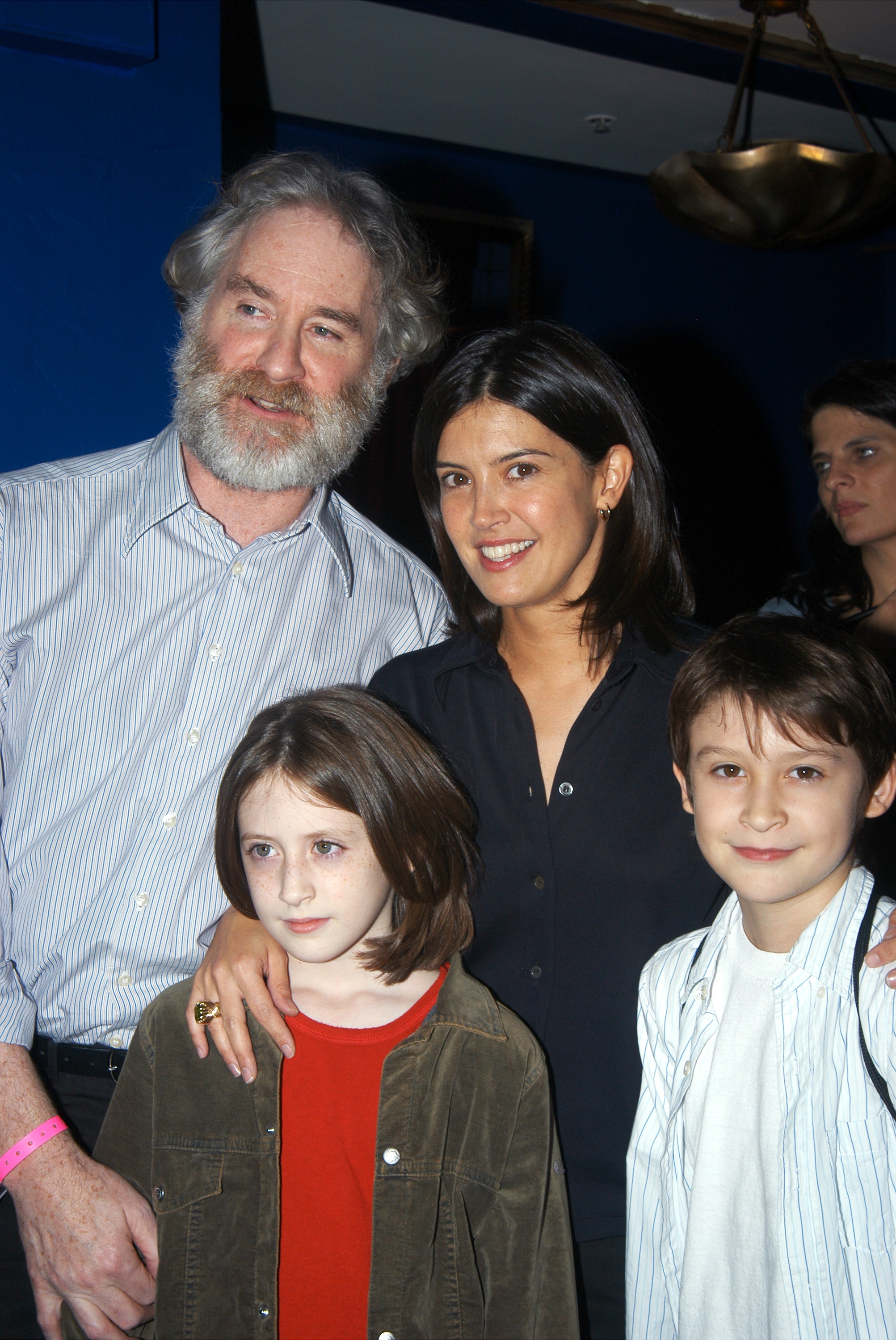 Kevin Kline, su esposa , y sus hijos, Greta y Owen, en el Supper Club de la calle W. 47 el 25 de septiembre de 2003 | Fuente: Getty Images