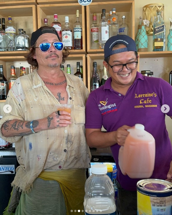 Johnny Depp y @killerbartender en Lorraine's Cafe &amp; High Tide en Exuma, Bahamas, el 30 de agosto de 3034 | Fuente: Instagram/killerbartender