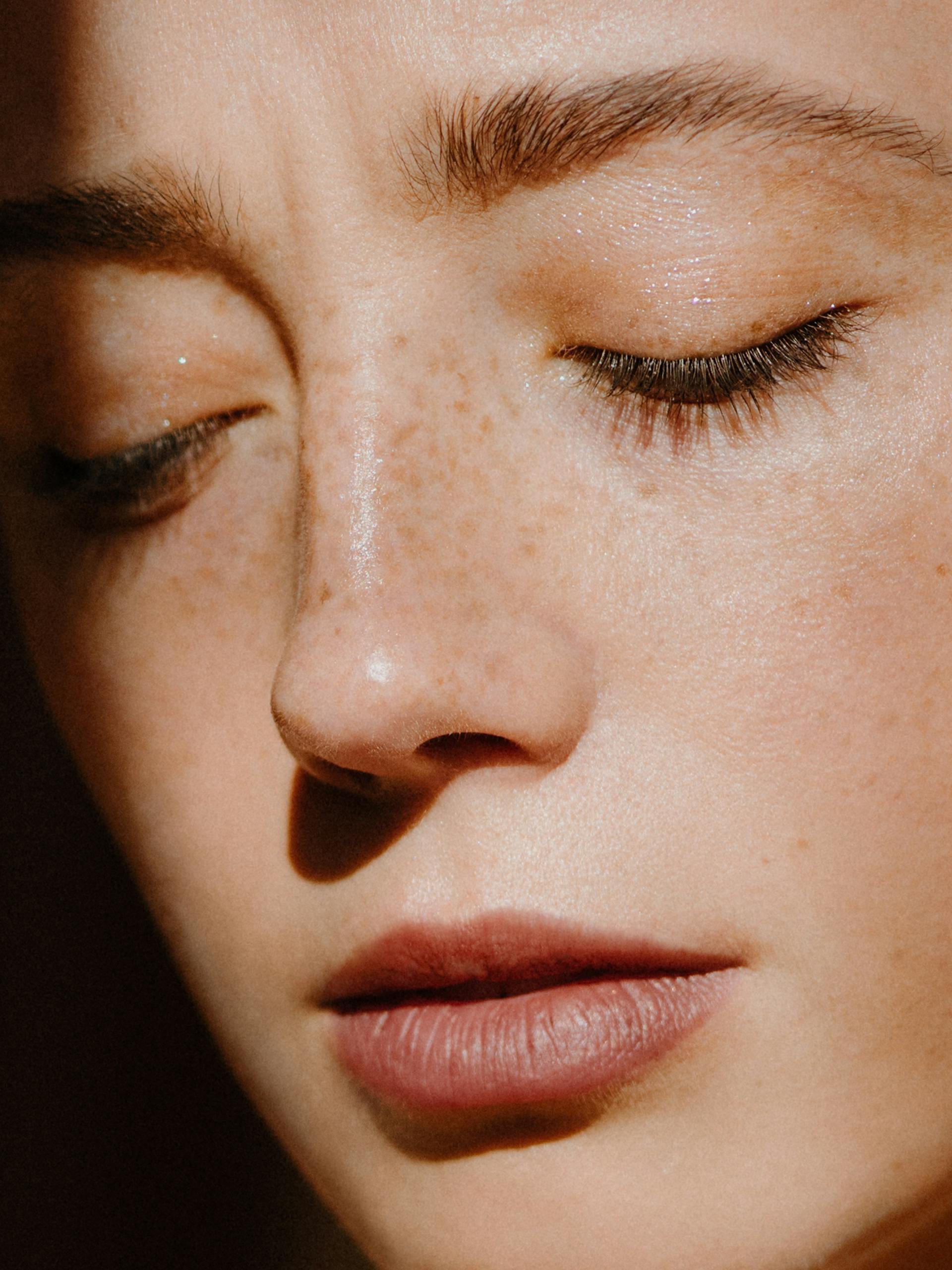 Una mujer con cara de preocupación | Fuente: Pexels