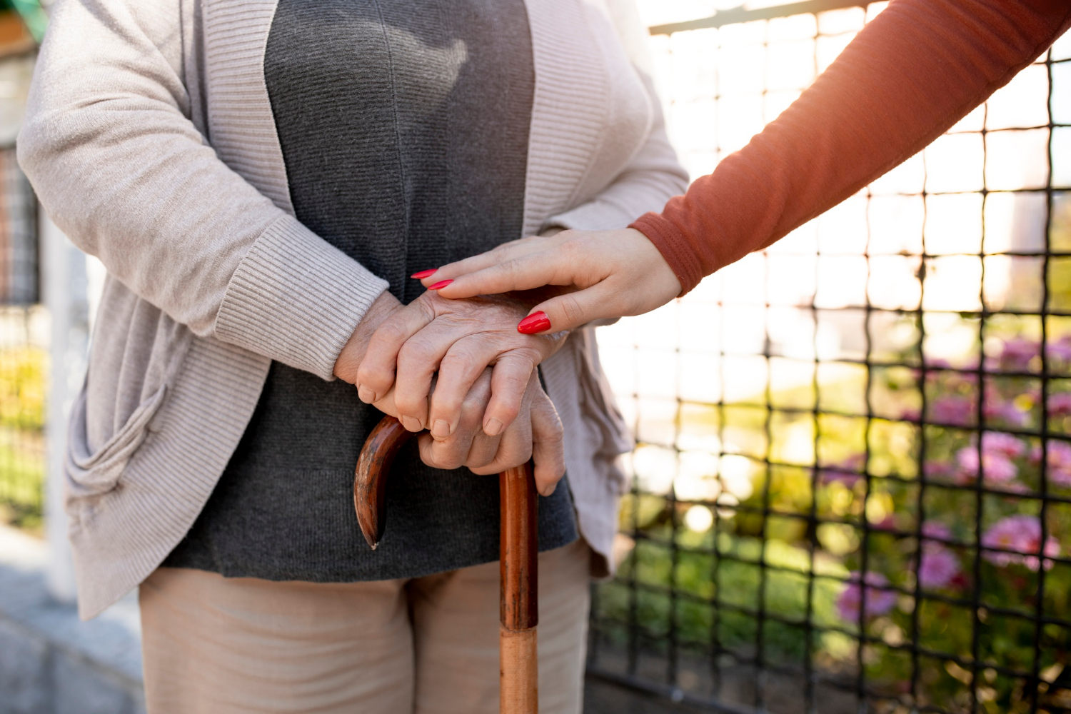 Primer plano de una joven con su abuela | Fuente: Freepik