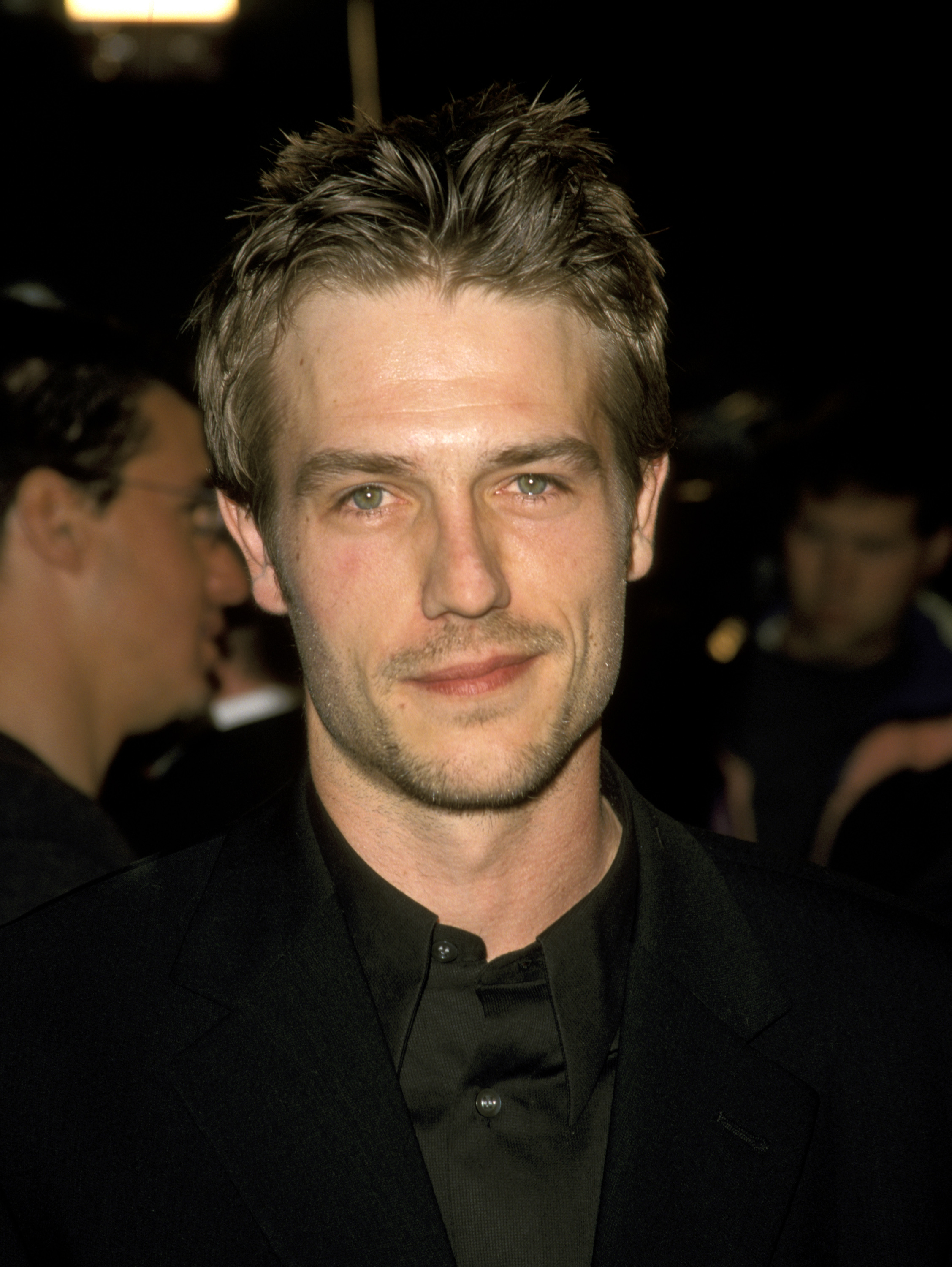 En el estreno de "Never Been Kissed", Michael Vartan llega con un elegante traje negro. Su papel junto a Drew Barrymore en la querida comedia romántica consolidó aún más su creciente estatus de galán.