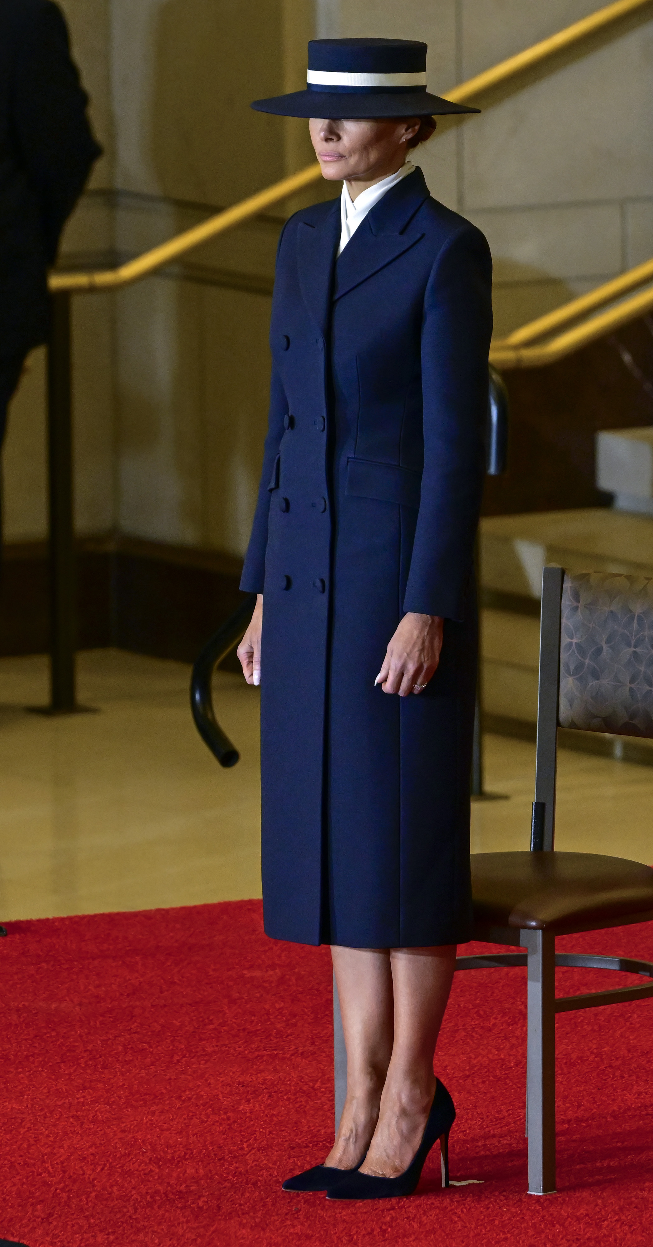 Melania Trump mira mientras Donald Trump participa en una ceremonia de revista a las tropas | Fuente: Getty Images