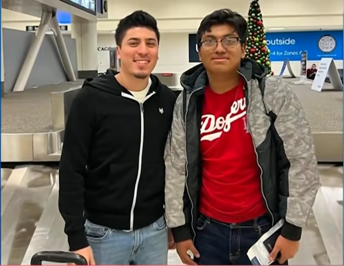 Kevin González y su hermano | Fuente: YouTube/NoticiasTelemundo