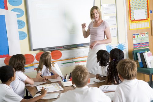 Maestra en el aula de clase| Foto: Shutterstock