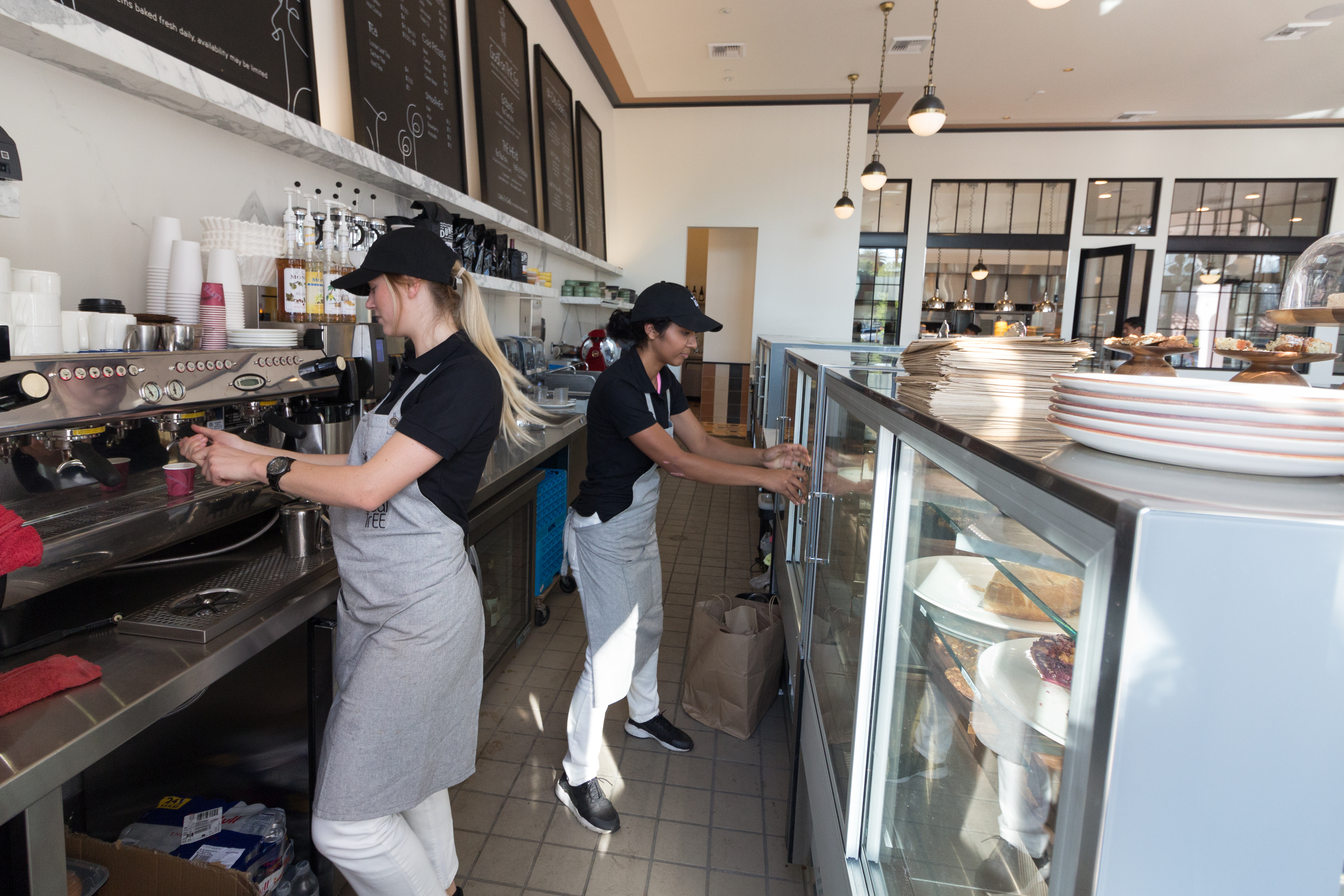 Mujeres trabajando en un restaurante | Fuente: Shutterstock