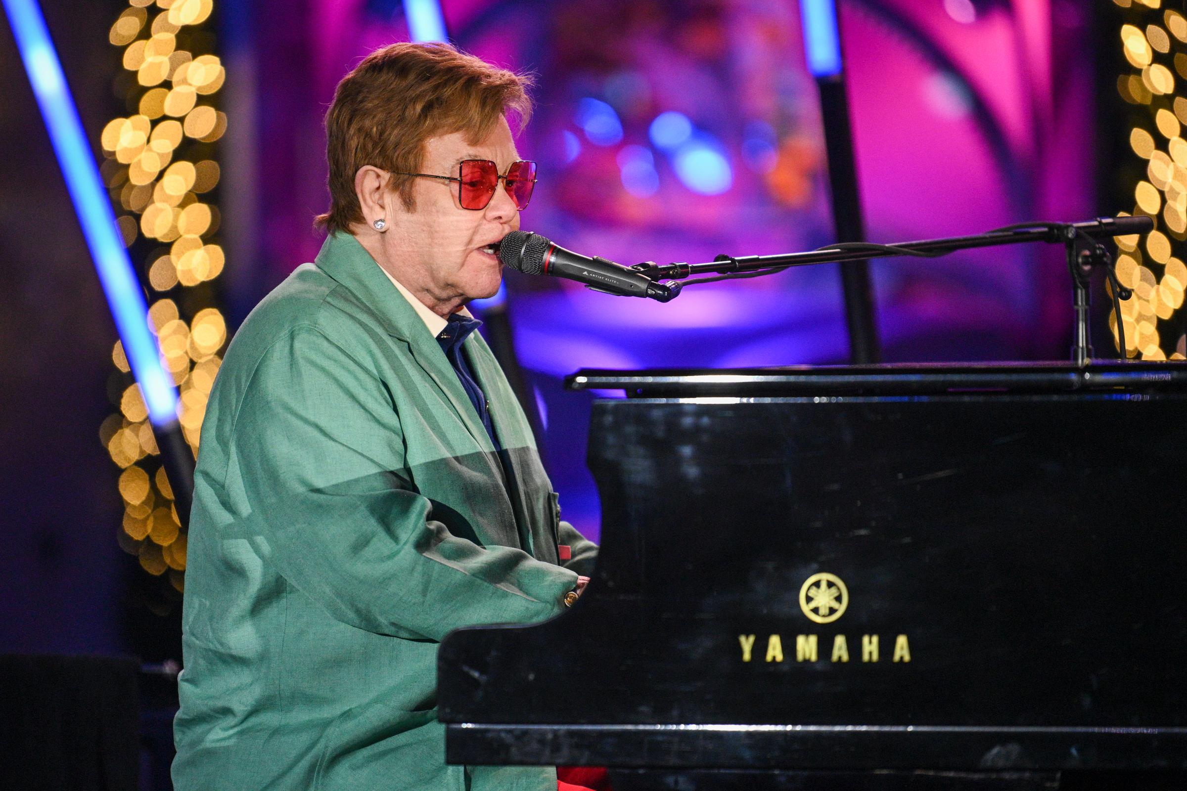 Elton John actúa en la ceremonia de inauguración del espectáculo Holiday Windows and Light de Saks Fifth Avenue en Nueva York, el 22 de noviembre de 2022 | Fuente: Getty Images