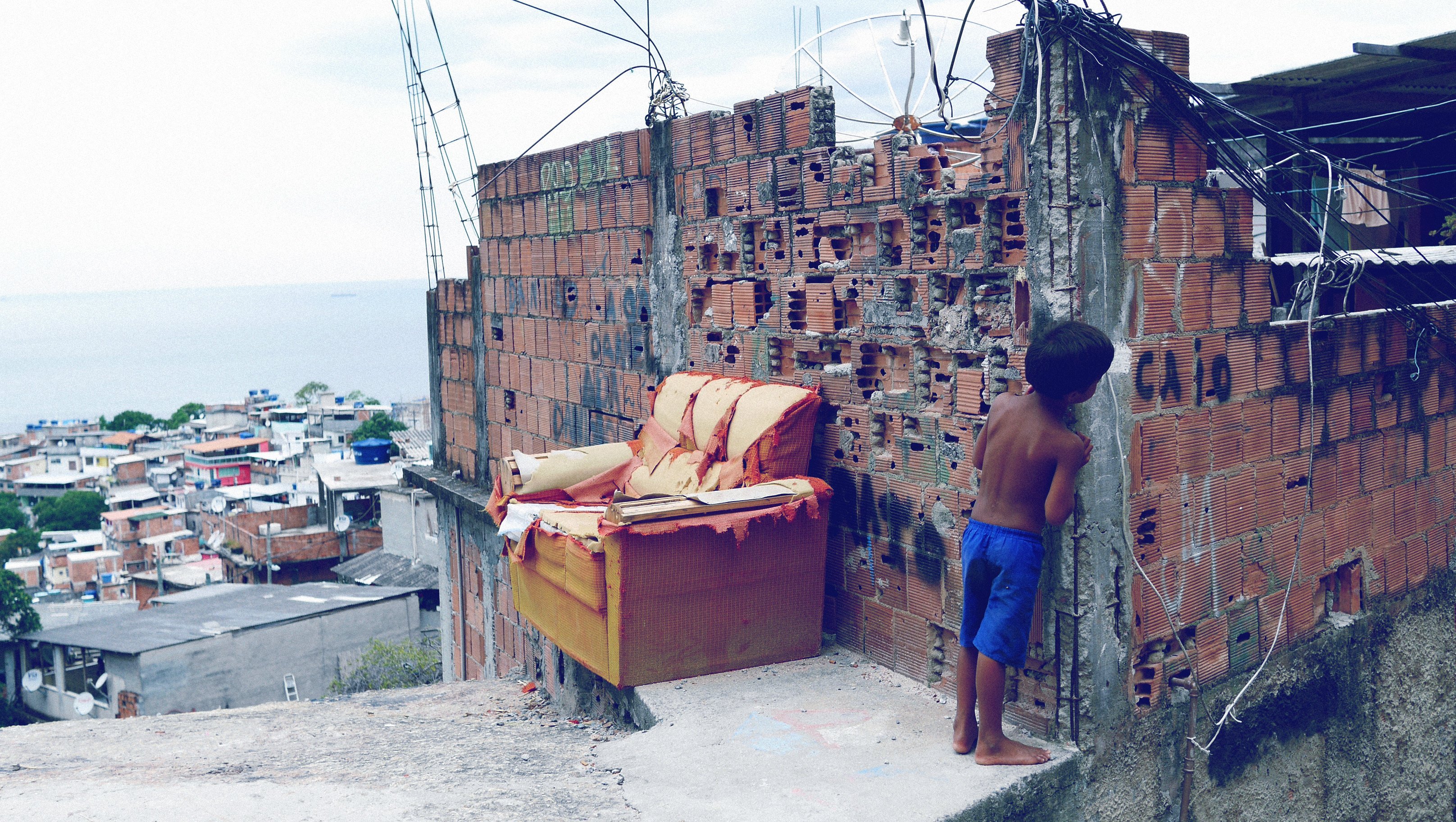 Niño en favela de Brasil. | Foto: Shutterstock