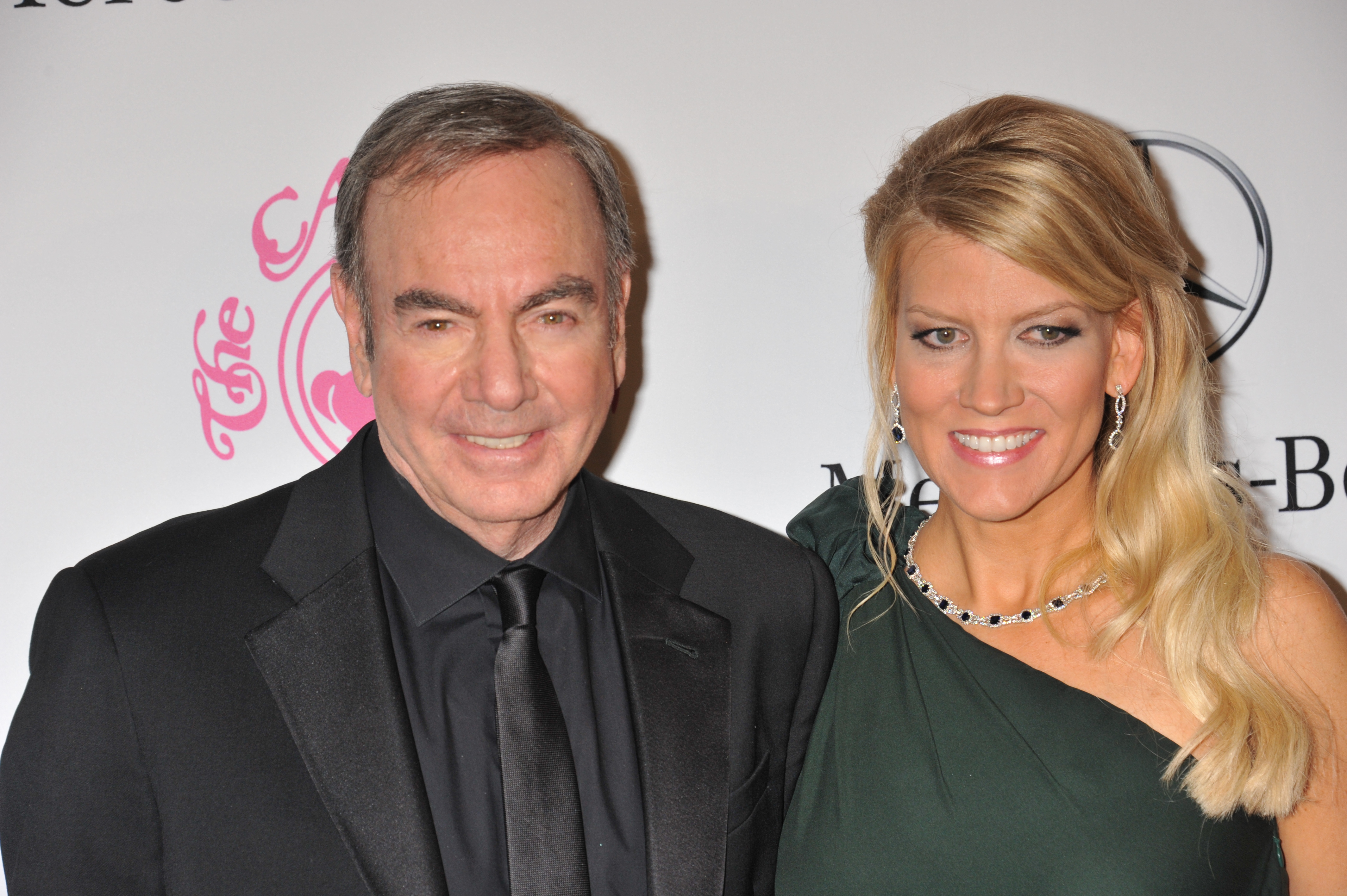 El cantante y Katie McNeil llegan a la 26ª Gala del Carrusel de la Esperanza en 2012. | Fuente: Getty Images