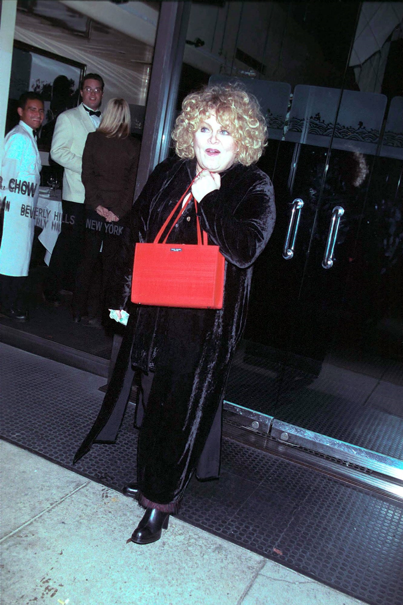 Sally Struthers en la puerta del restaurante Mr. Chow's en Los Ángeles, California, el 3 de enero de 2000 | Fuente: Getty Images