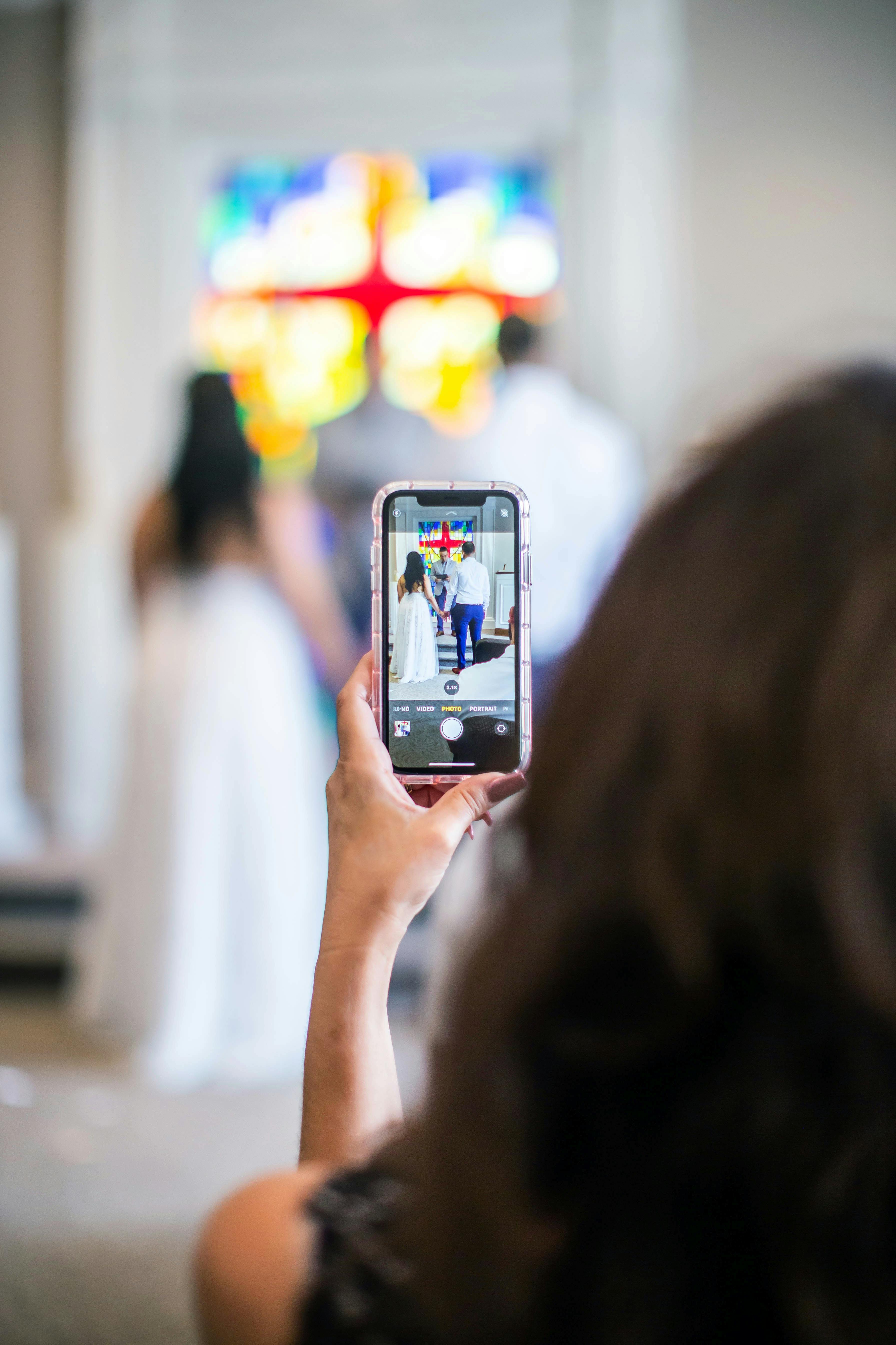 Una ceremonia de boda captada con la cámara de un teléfono móvil | Fuente: Pexels